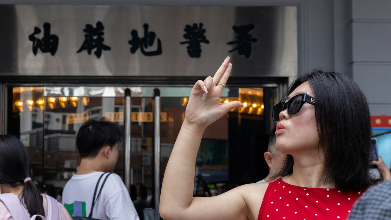 國慶黃金周.圖輯|油尖旺逼爆 舊油麻地警署內地客「舉槍」打卡