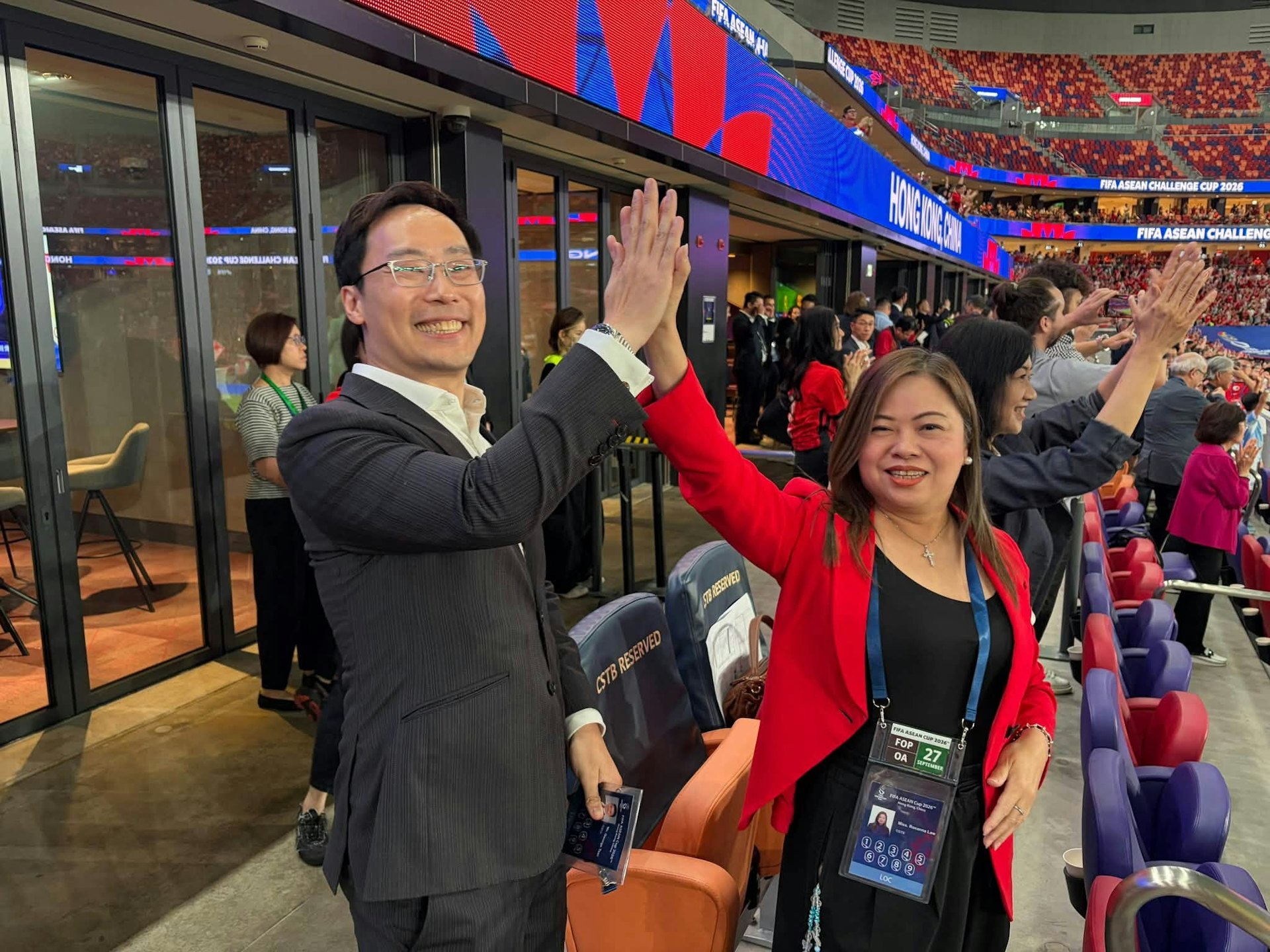 FIFA東盟盃,香港隊昨日在啟德主場館以2:0擊敗柬埔寨。羅淑佩與蔡健斌擊掌。(羅淑佩FB)