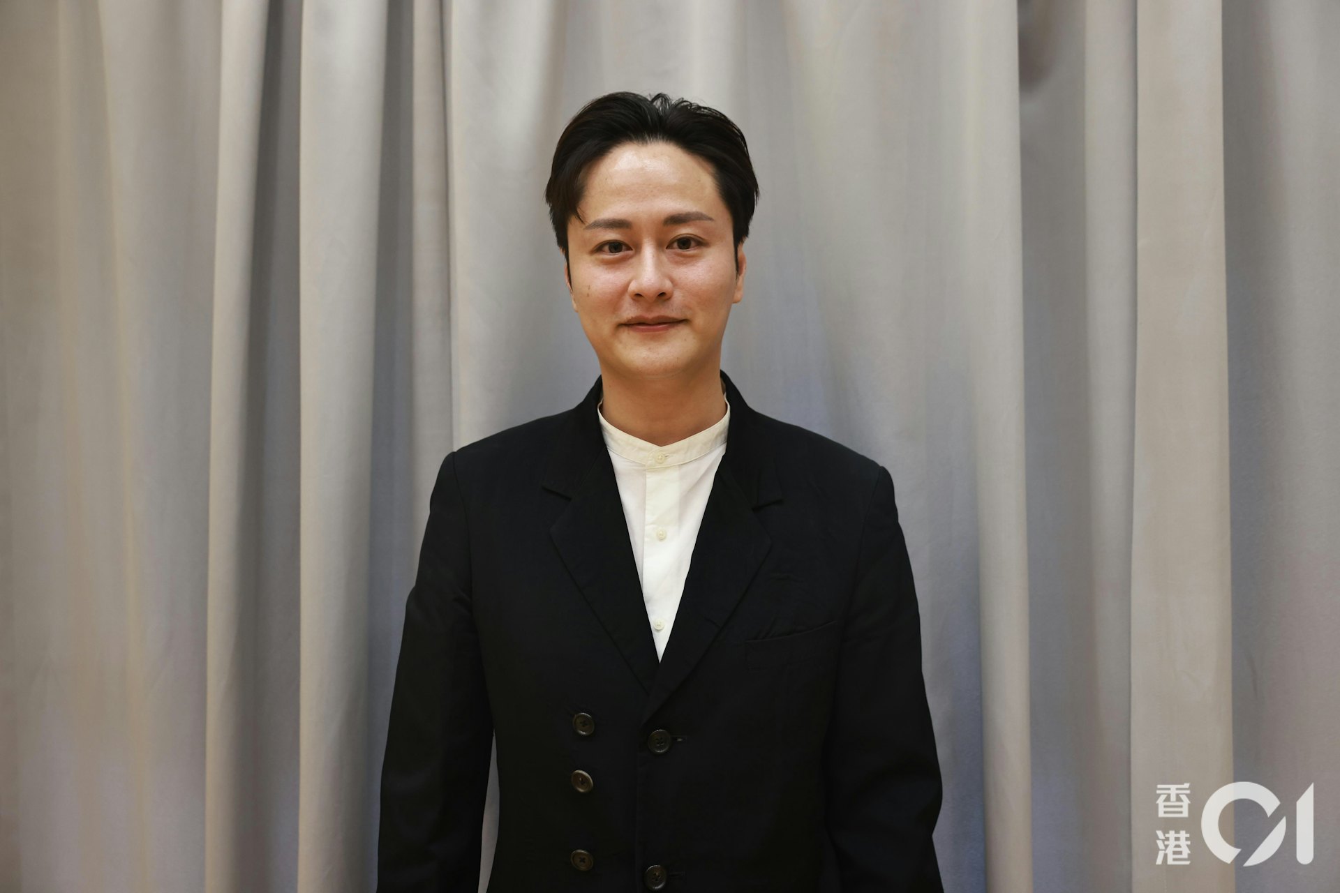 謝東閔就開玩笑話暗啞底追緊啲錢。