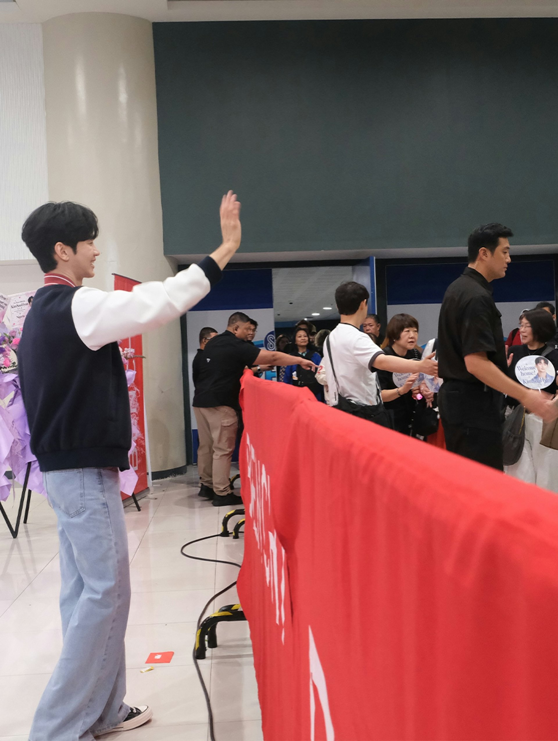 金秀賢不捨粉絲逐一向離場的粉絲揮手再見。(IG@benchtm)