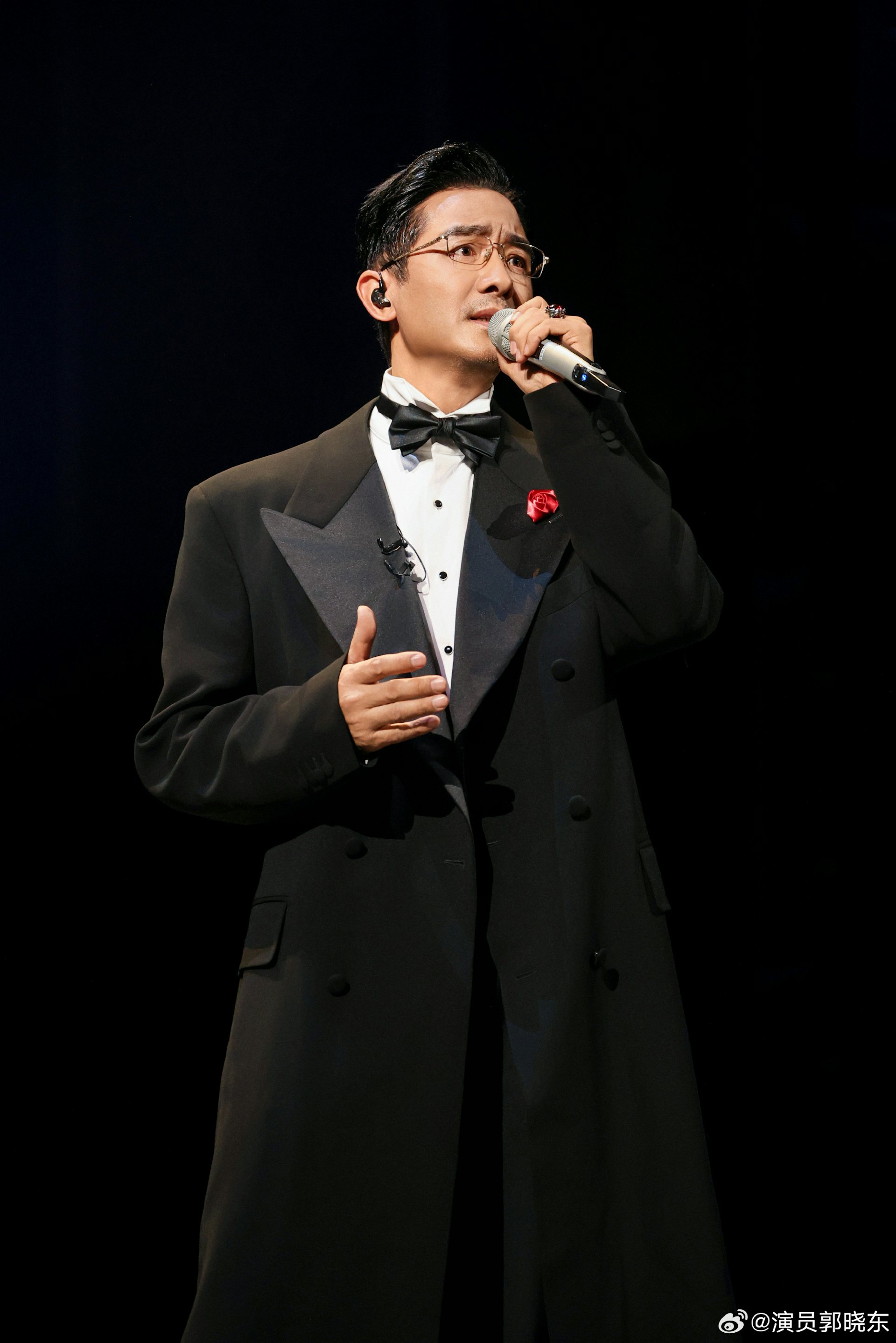 郭曉東演唱歌曲《她》時以濃烈哭腔獨白拉開序幕,起初電視前的觀眾以為是刻意設計的情緒宣洩,隨後演唱全程嚴重走音。(微博@演員郭曉東)