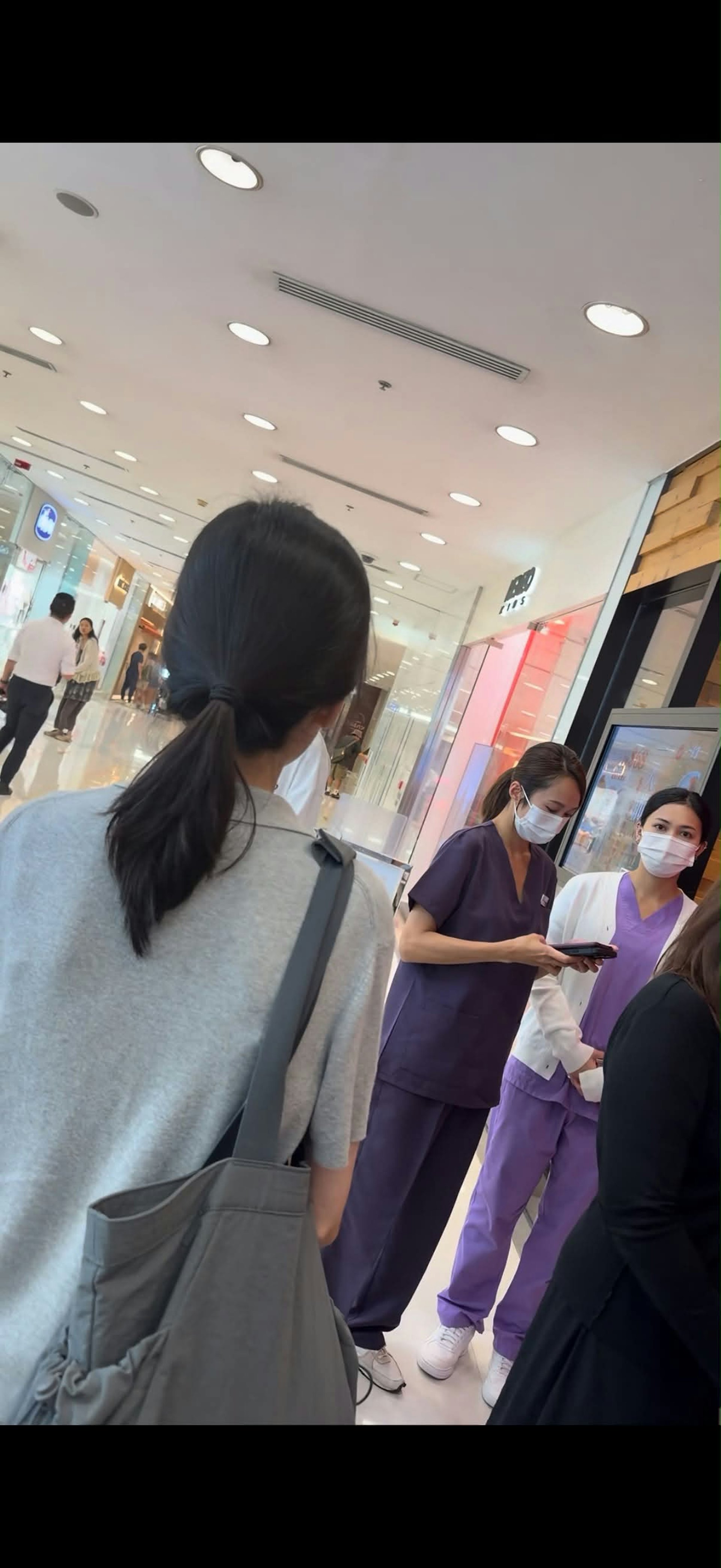 湯怡穿上美容師制服。