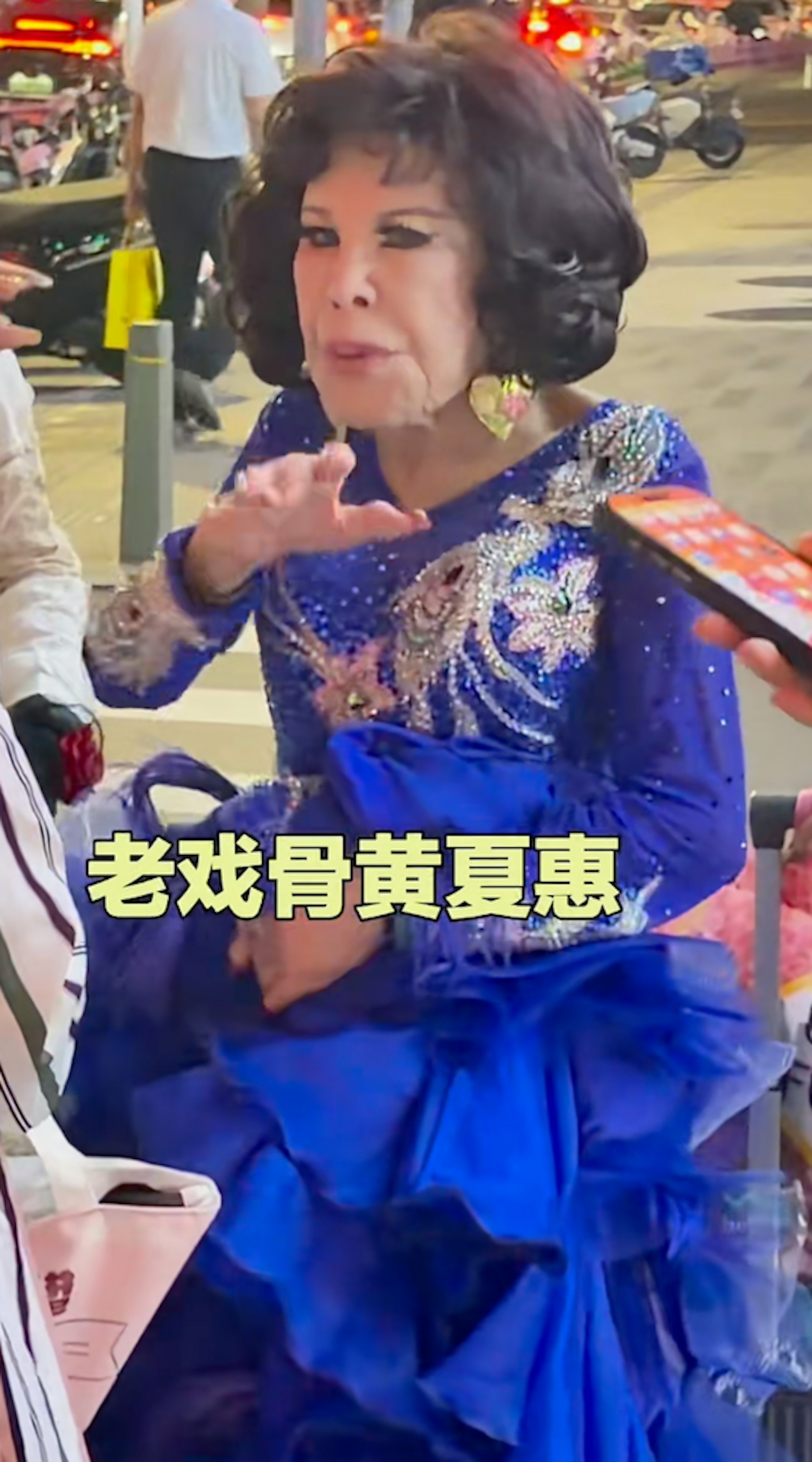 臉露不耐揮揮手。(小紅書)