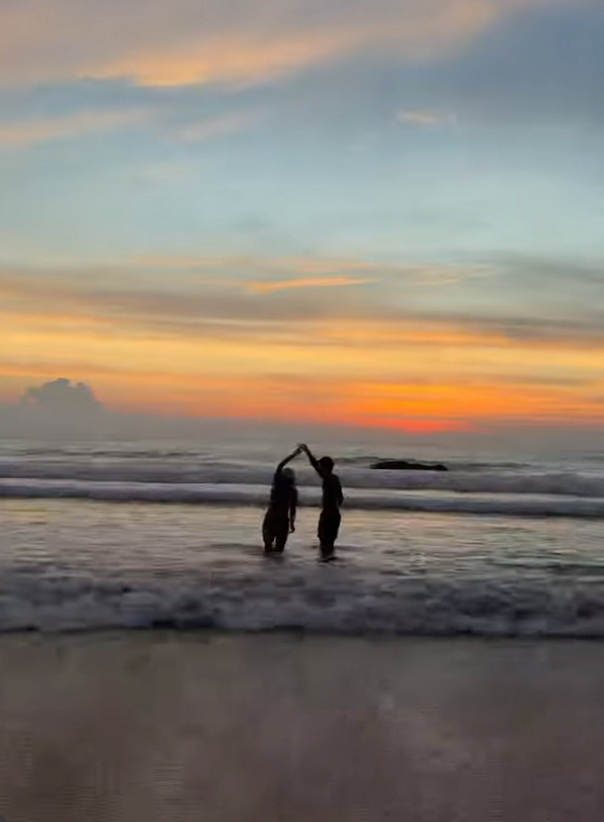 夕陽下,二人在沙灘共舞,好浪漫。(ig@vangietang)
