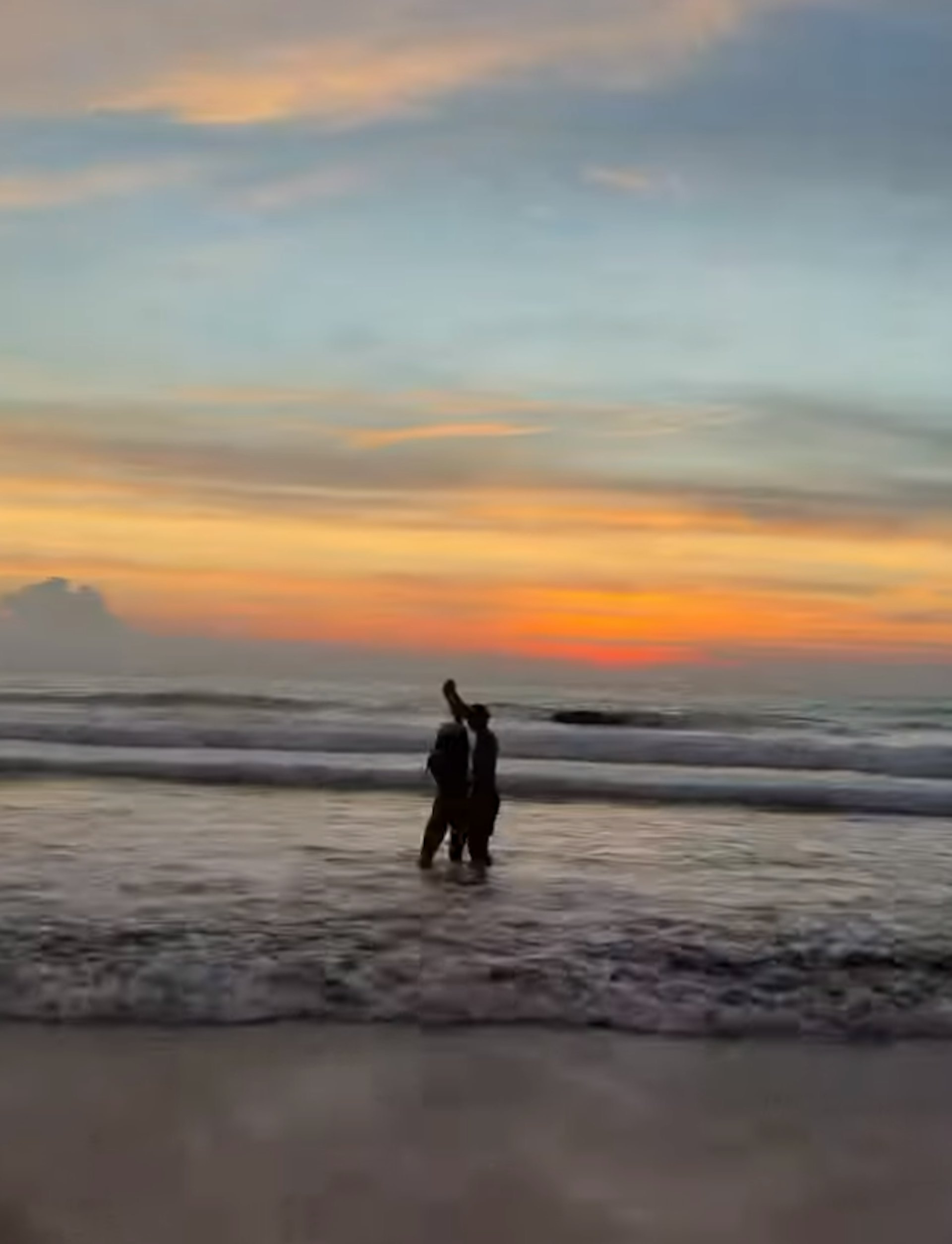 夕陽下,二人在沙灘共舞,好浪漫。(ig@vangietang)