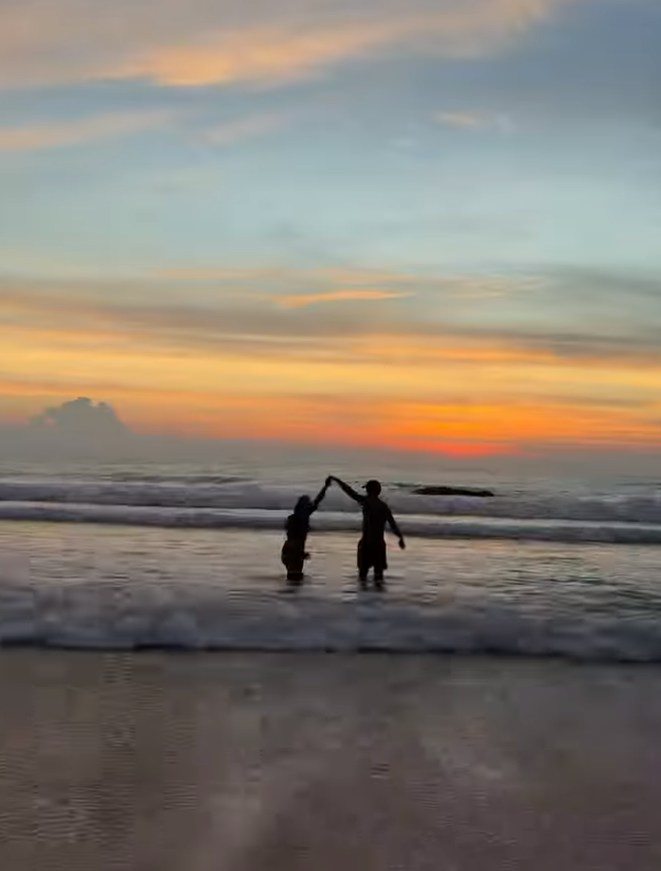 夕陽下,二人在沙灘共舞,好浪漫。(ig@vangietang)