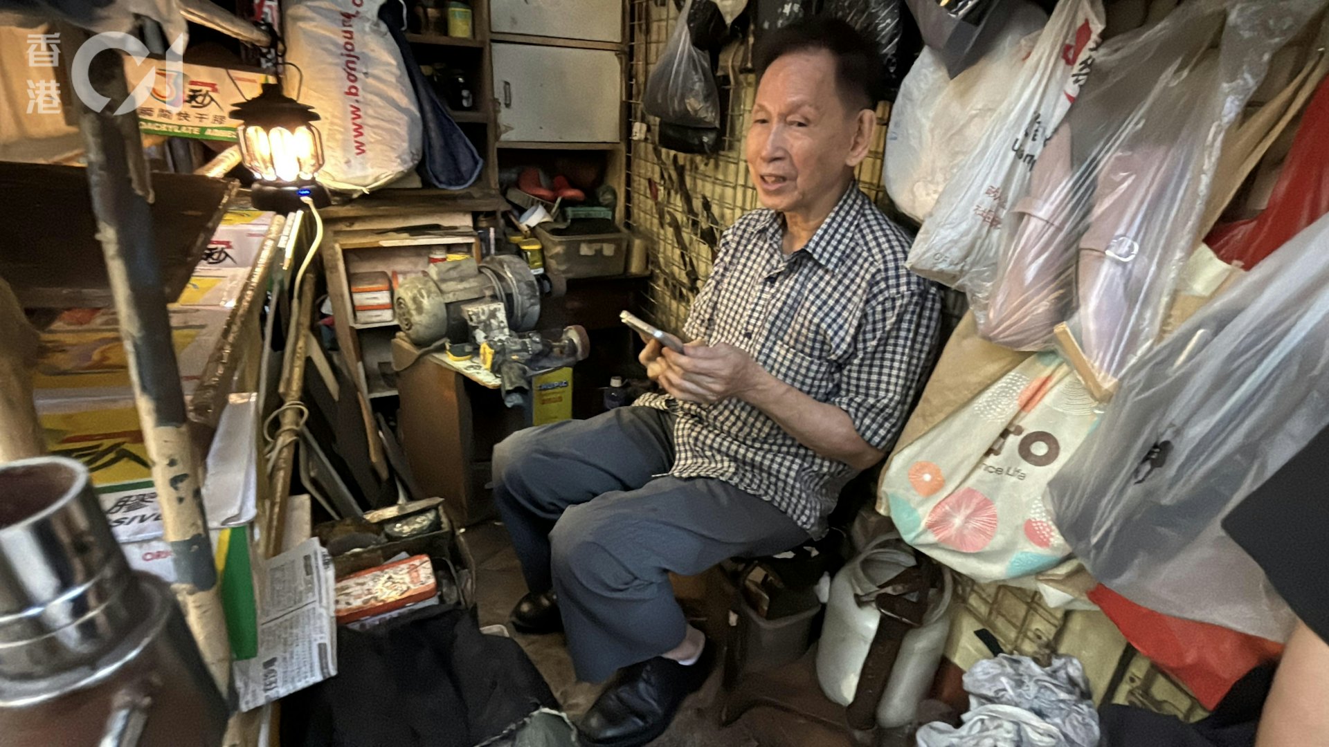 旺角补鞋匠坚守夕阳工业:手艺传承无望,退休一个少一个 旺角补鞋匠坚守夕阳工业:手艺传承无望,退休一个少一个