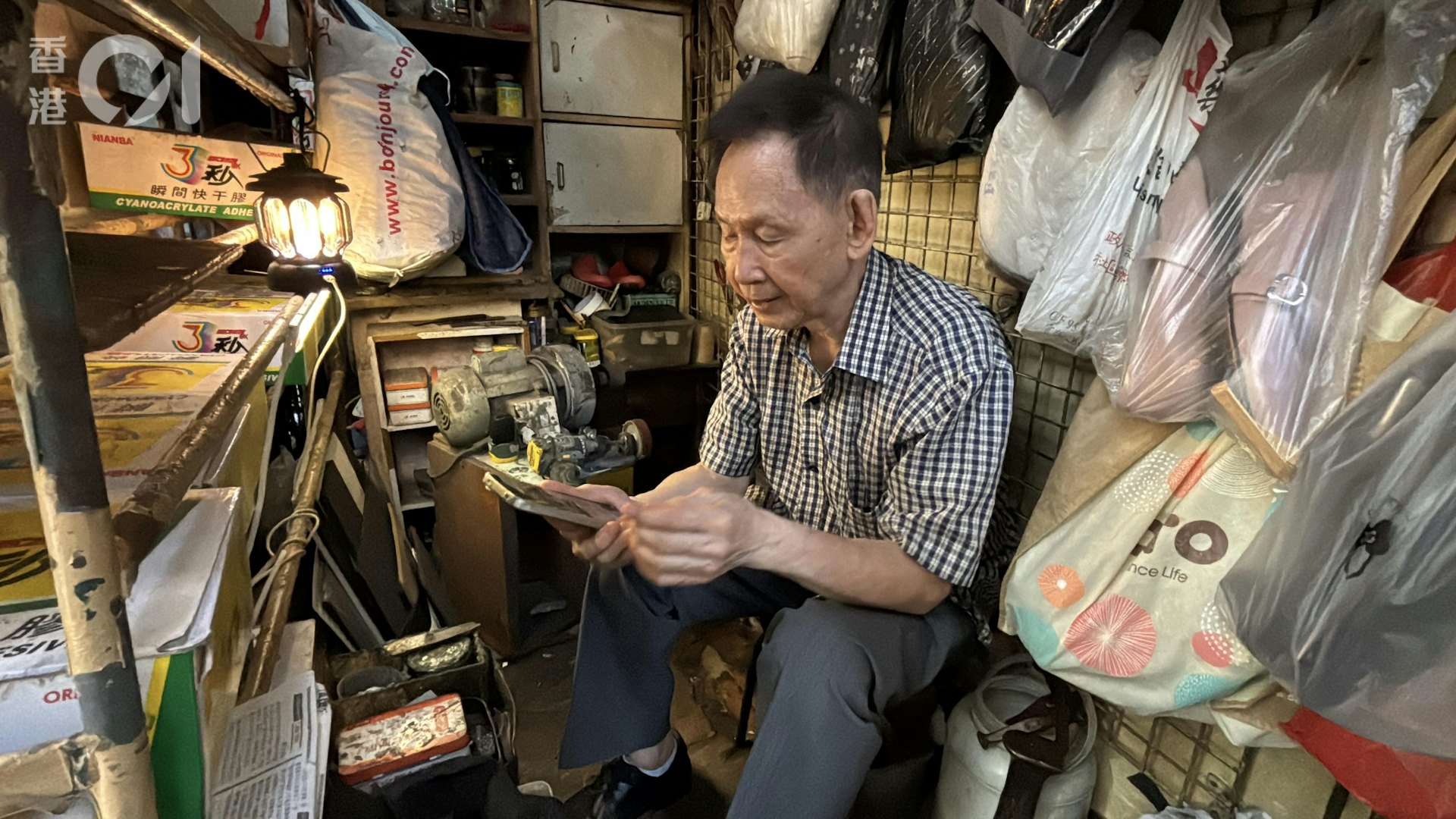 黎先生閒时会用手机看短剧。