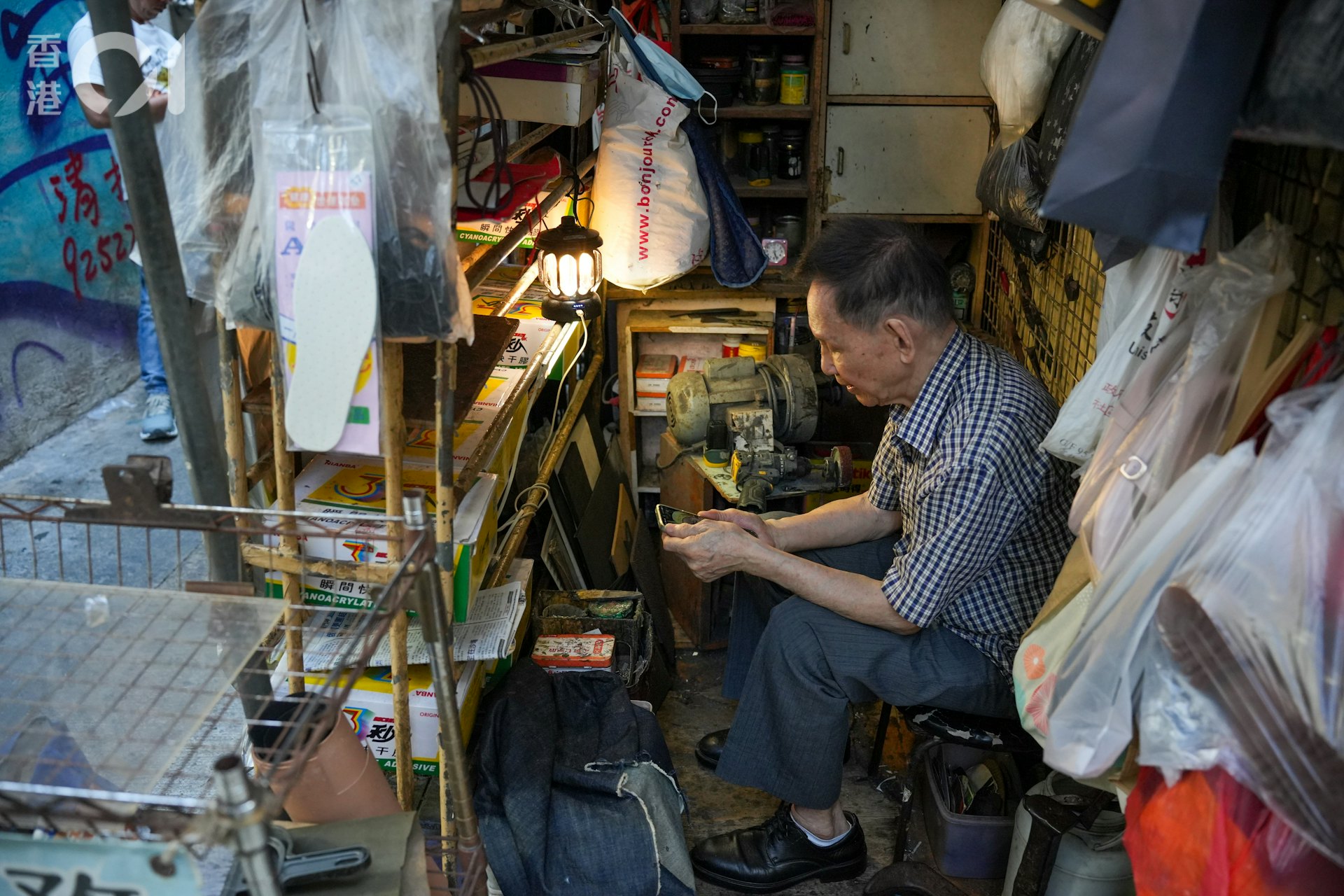 黎先生在旺角开档几十年,无冷气,又闷又热,只与工具及鞋为伴。