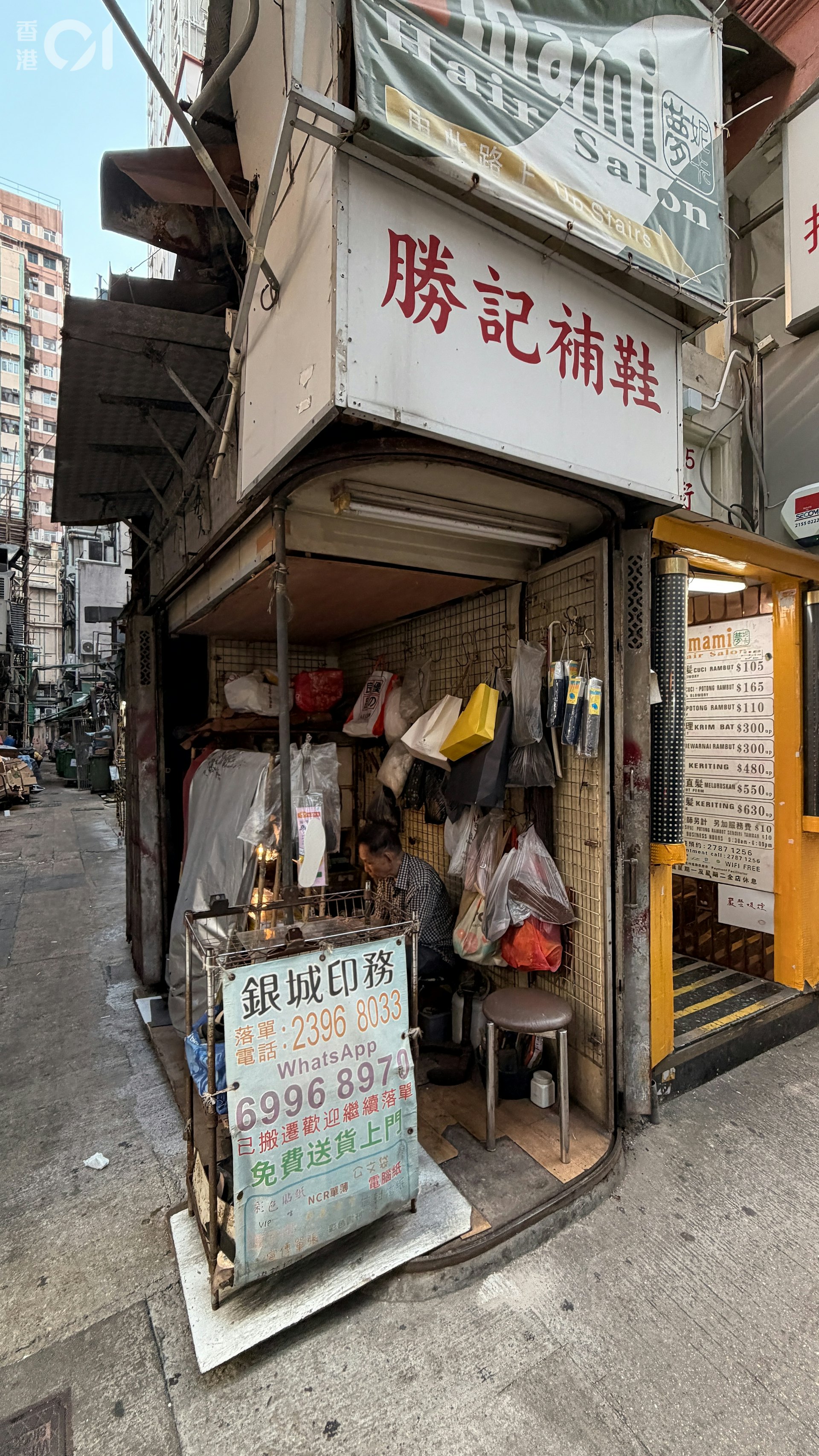 黎先生在旺角开档几十年,无冷气,又闷又热,只与工具及鞋为伴。