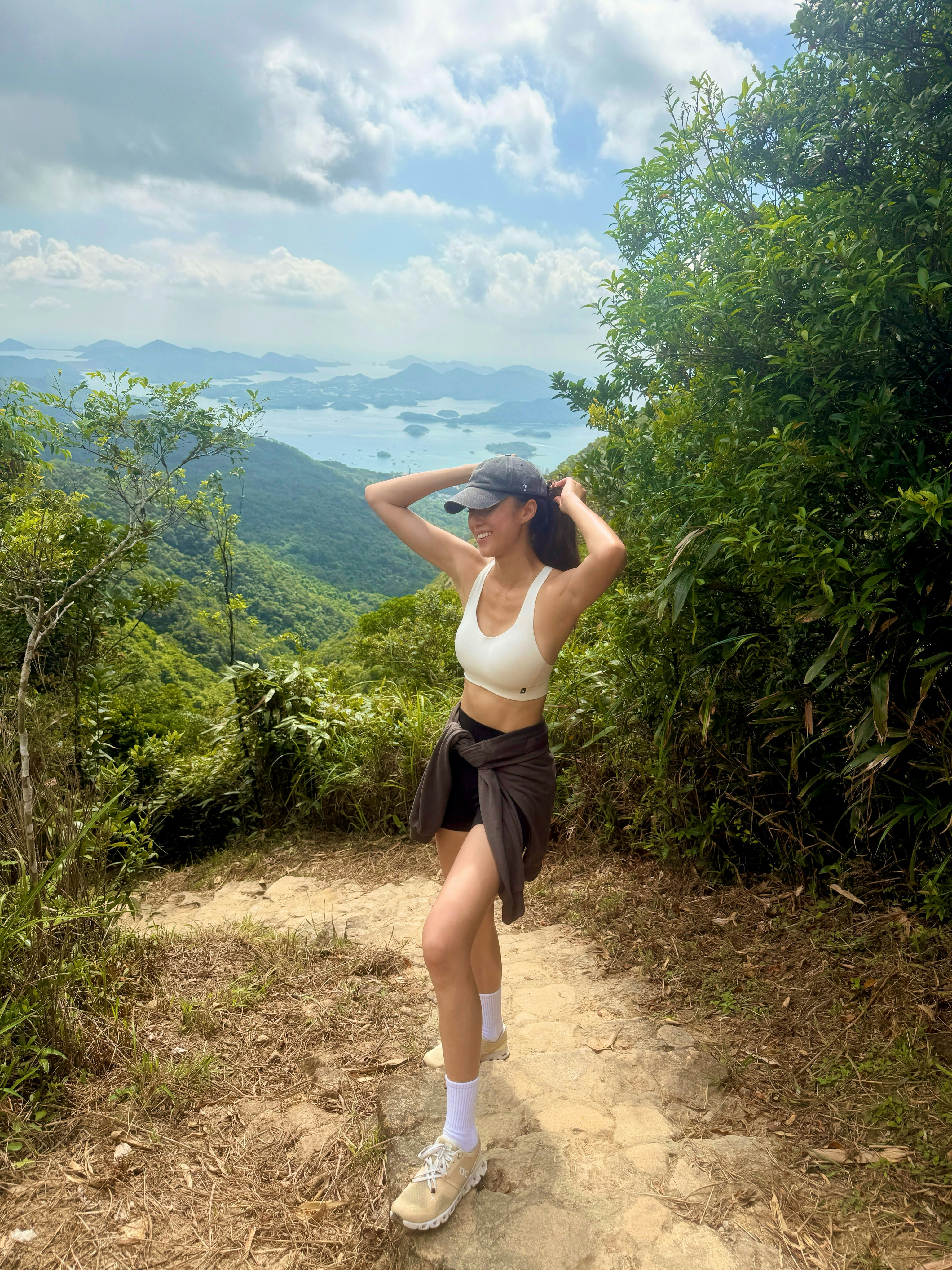 白色清涼運動Bra搭配黑色貼身運動褲火辣上陣。(IG@itstiffanylau)