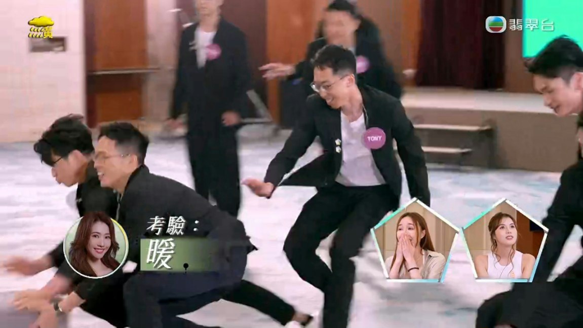 吳旭東一見到關鍵詞「暖」就衝出去搶椅子,他超霸氣的把椅子搬到阮嘉敏面前面對面坐着。(節目截圖)