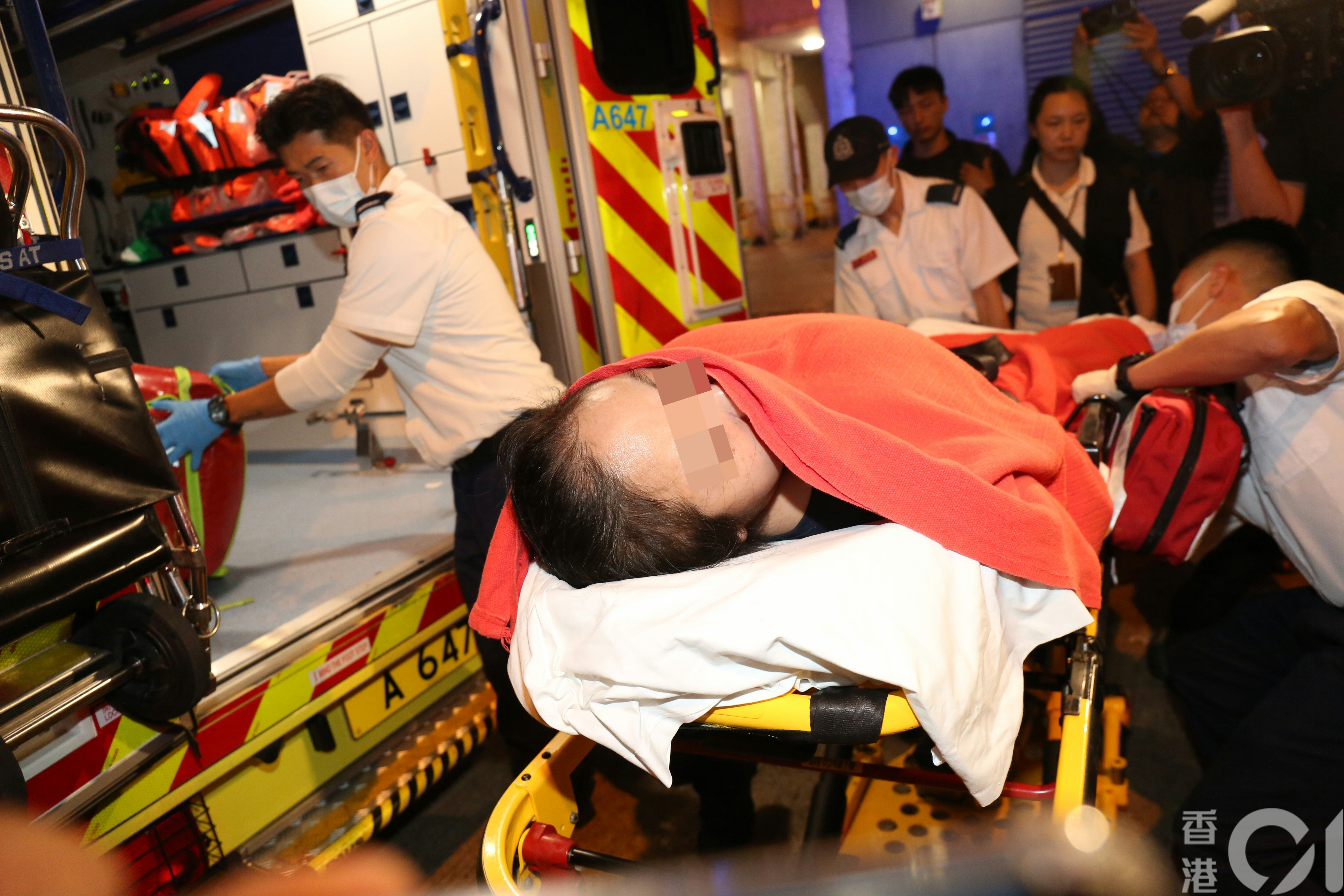 鑽石山女子疑持刀遊蕩 警慈正邨單位破門拘一女 綁擔架床送院