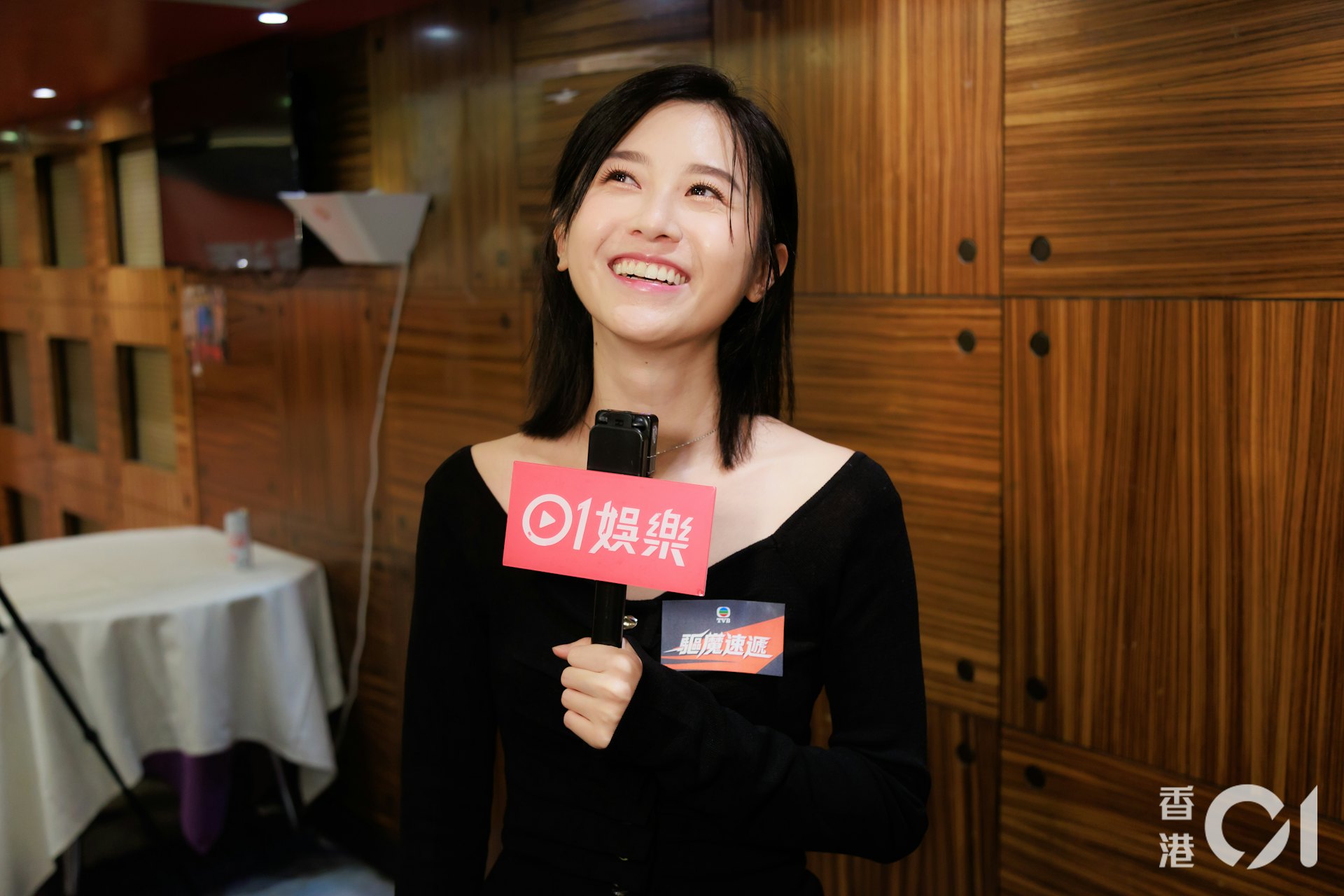 倪嘉雯笑言是自己躺在床上扮昏迷時,偷睇「男友」丁子朗與「哥哥」吳偉豪的喊戲。