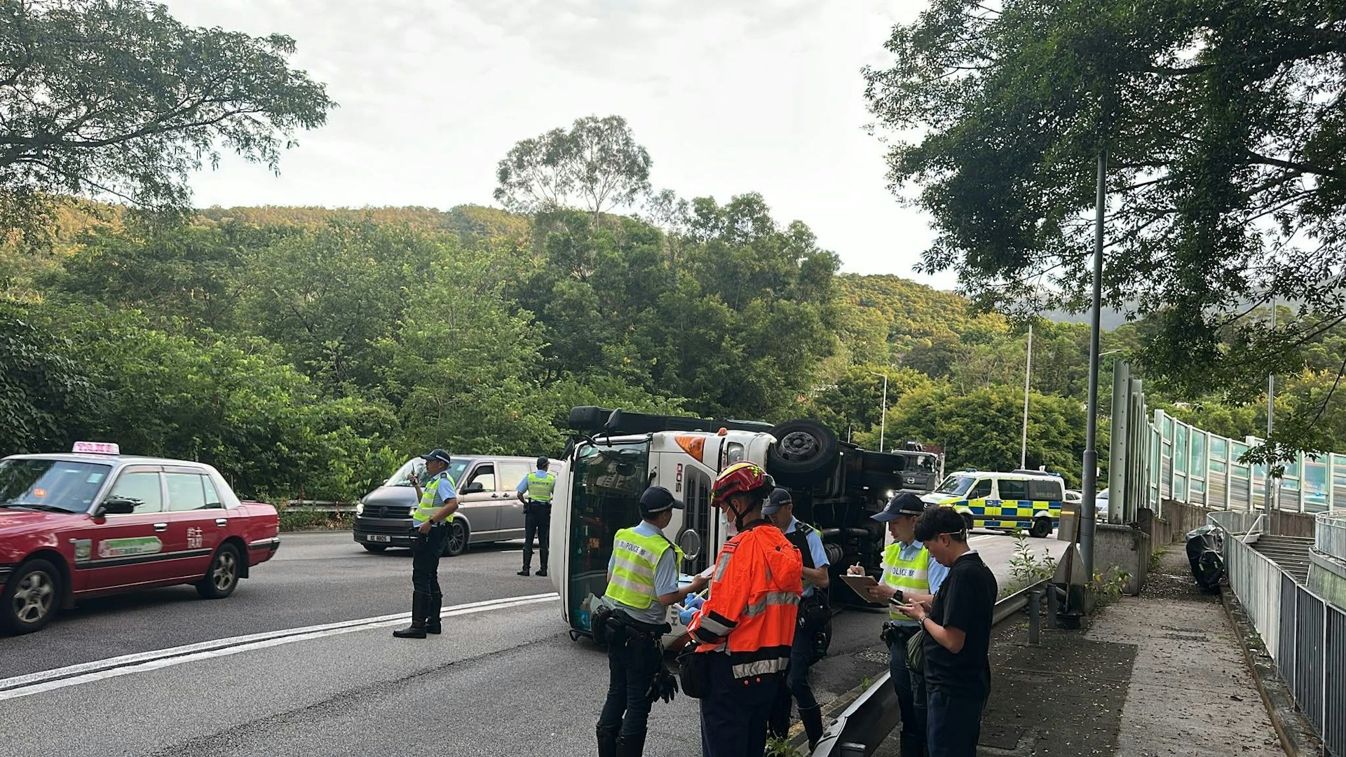 警員及救援人員到場。