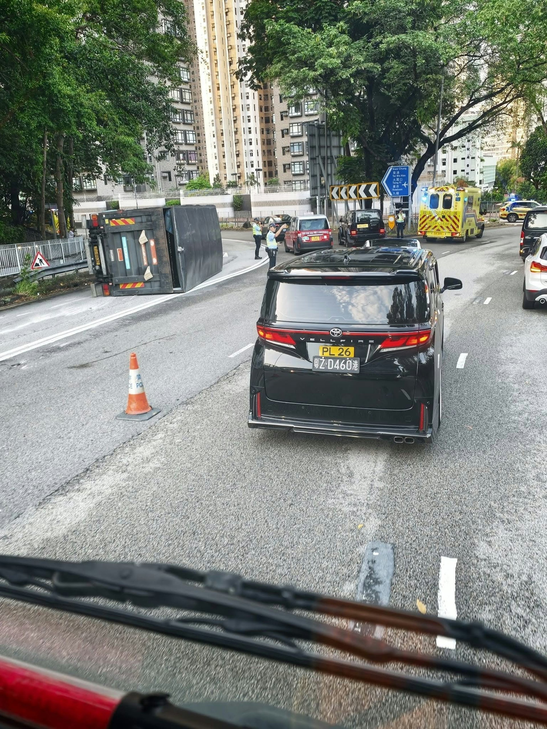 一輛中型貨車翻側,橫亘路中。