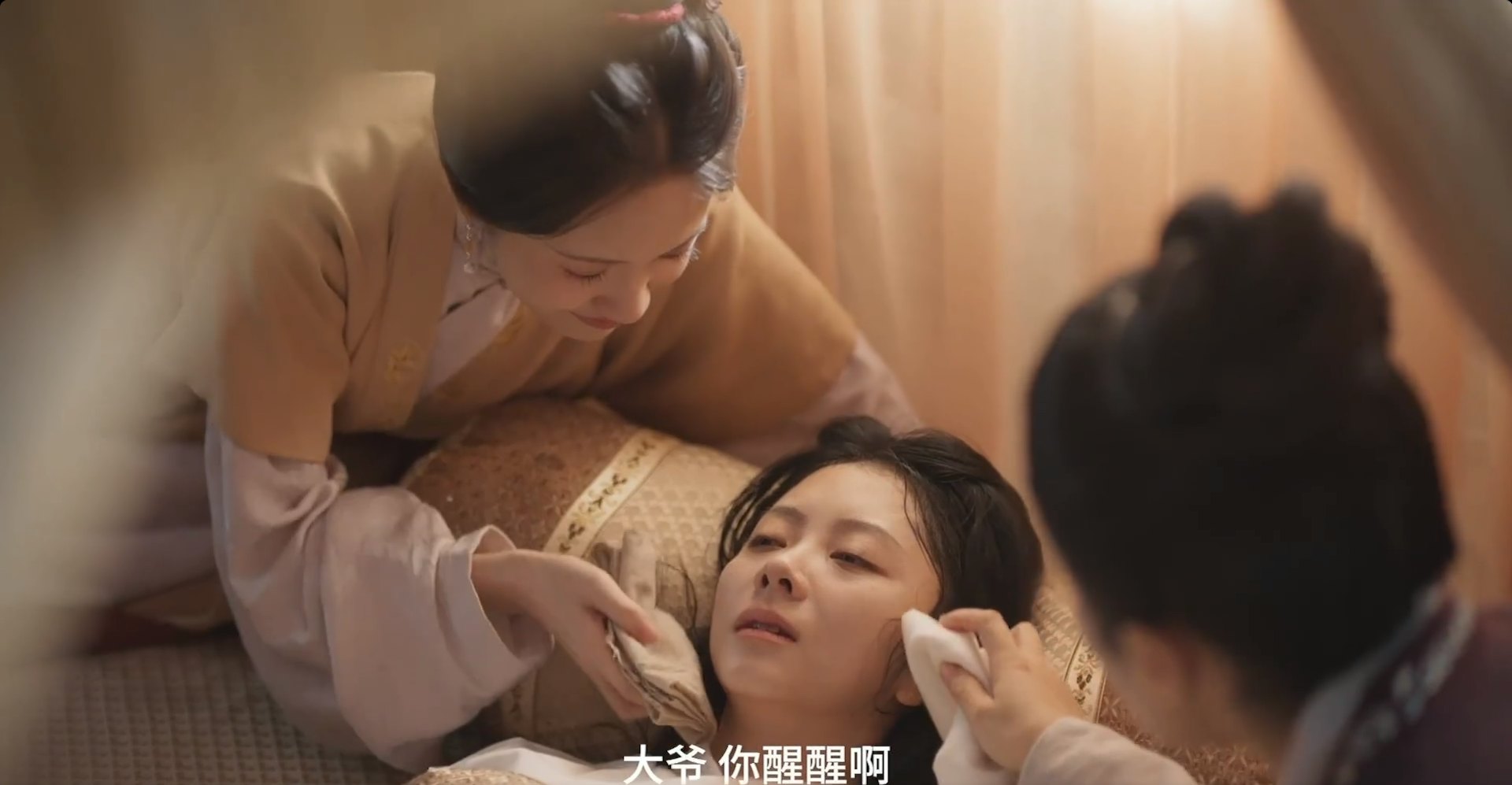 許蘭香憑著堅強意志咬牙堅持,最終拚死誕下嫡長女。(《蘭香如故》預告片截圖)