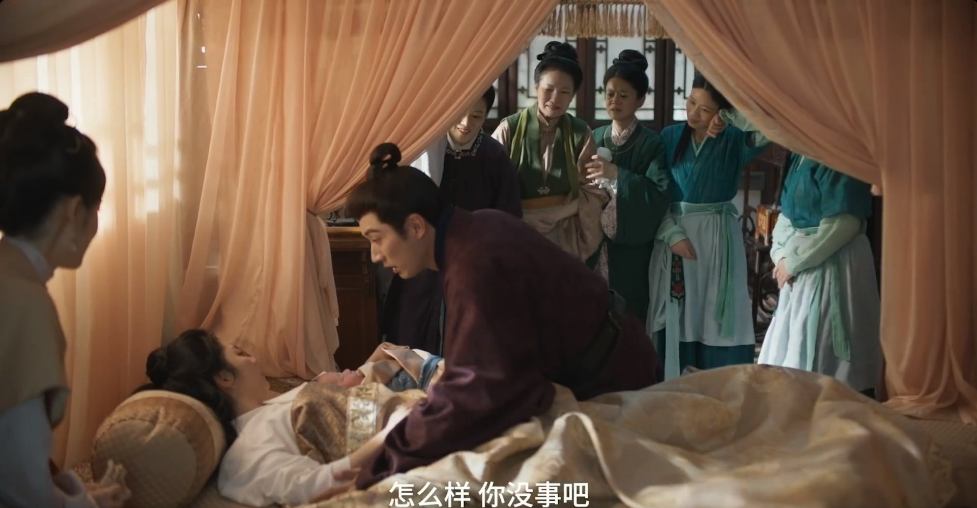 林錦岐被掐人中救醒後,第一反應並非看新生兒,而是紅著眼眶直撲床邊查看許蘭香安危,並深情說出「辛苦你了」。(《蘭香如故》預告片截圖)
