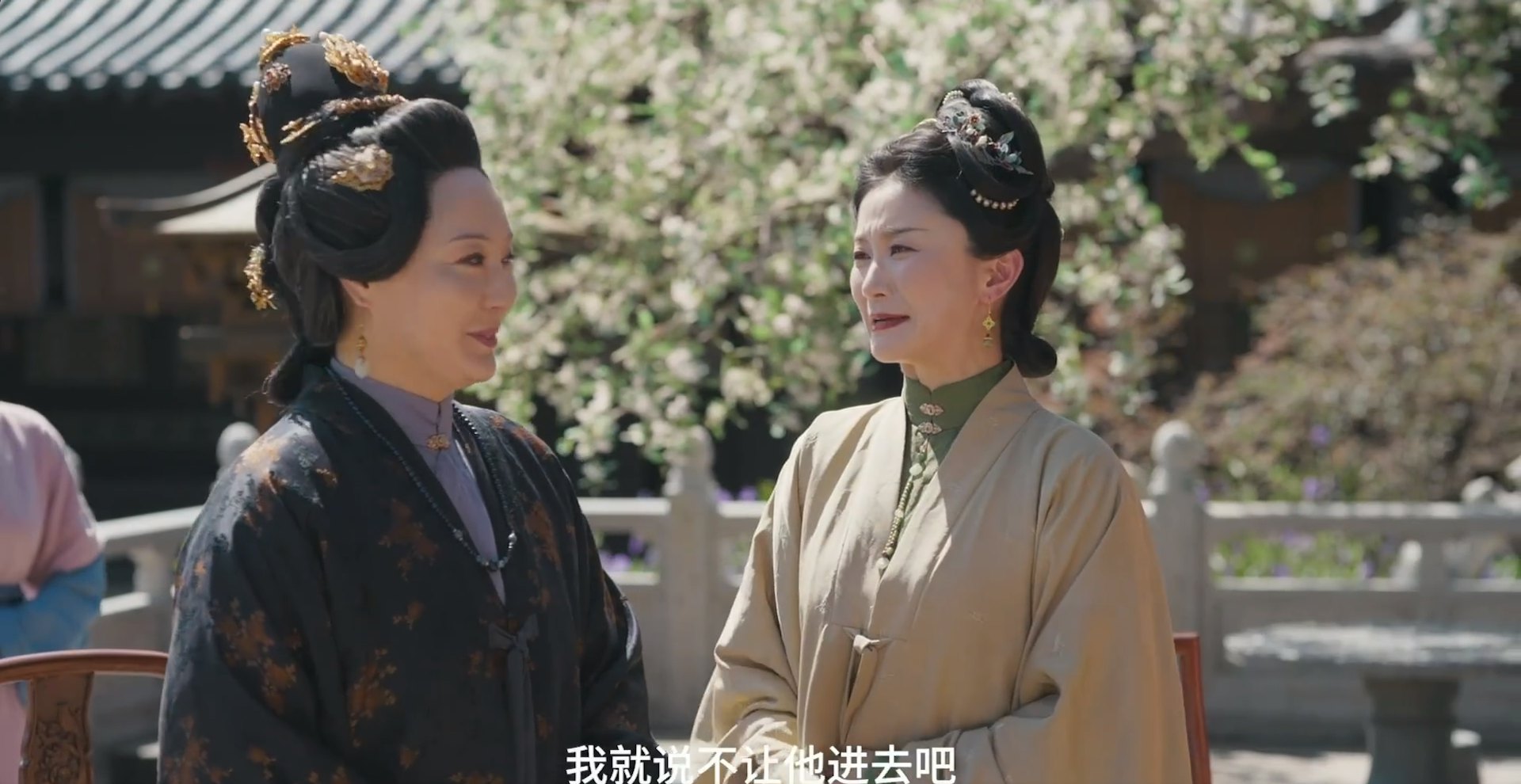 林錦岐看到許蘭香大出血場面呈現在眼前時,內心被「她可能會死」的巨大恐懼壓垮,當場閉眼昏厥倒地,嚇得屋外眾人哭笑不得。(《蘭香如故》預告片截圖)