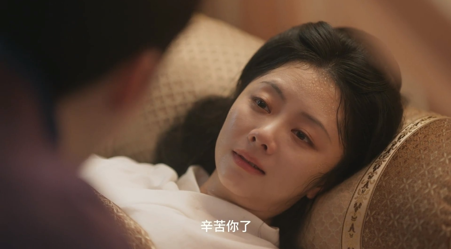林錦岐被掐人中救醒後,第一反應並非看新生兒,而是紅著眼眶直撲床邊查看許蘭香安危,並深情說出「辛苦你了」。(《蘭香如故》預告片截圖)