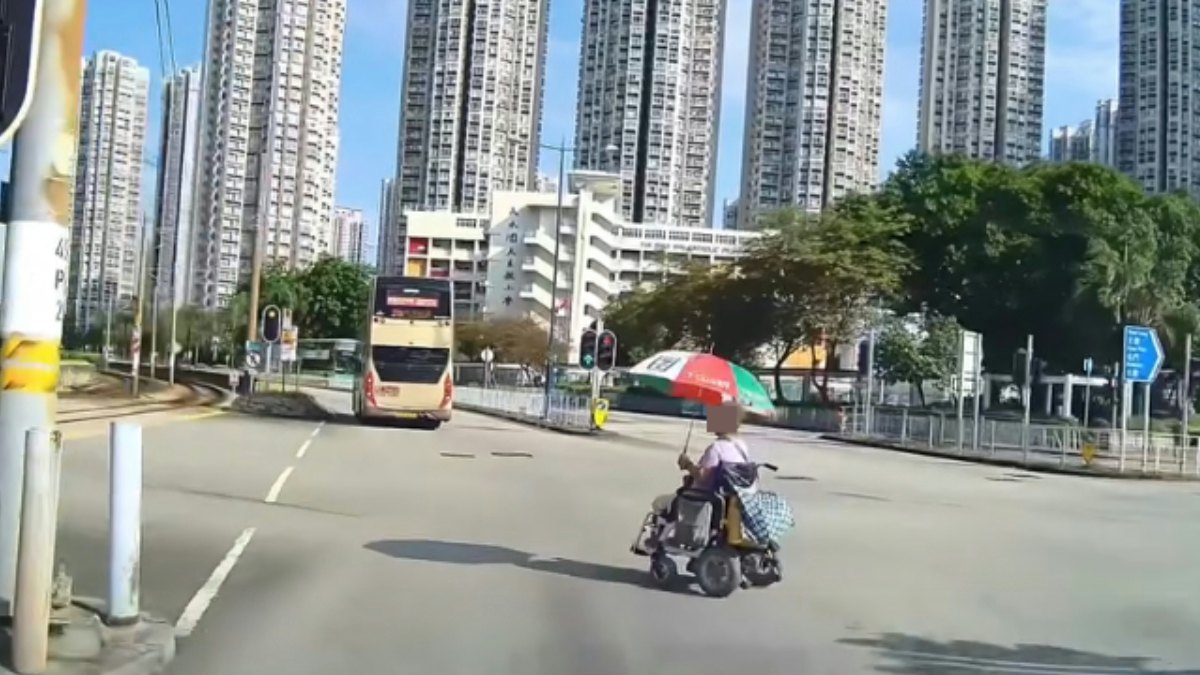有片|天水圍輪椅婦衝出馬路 水務署車響咹提醒 片主:救我一命