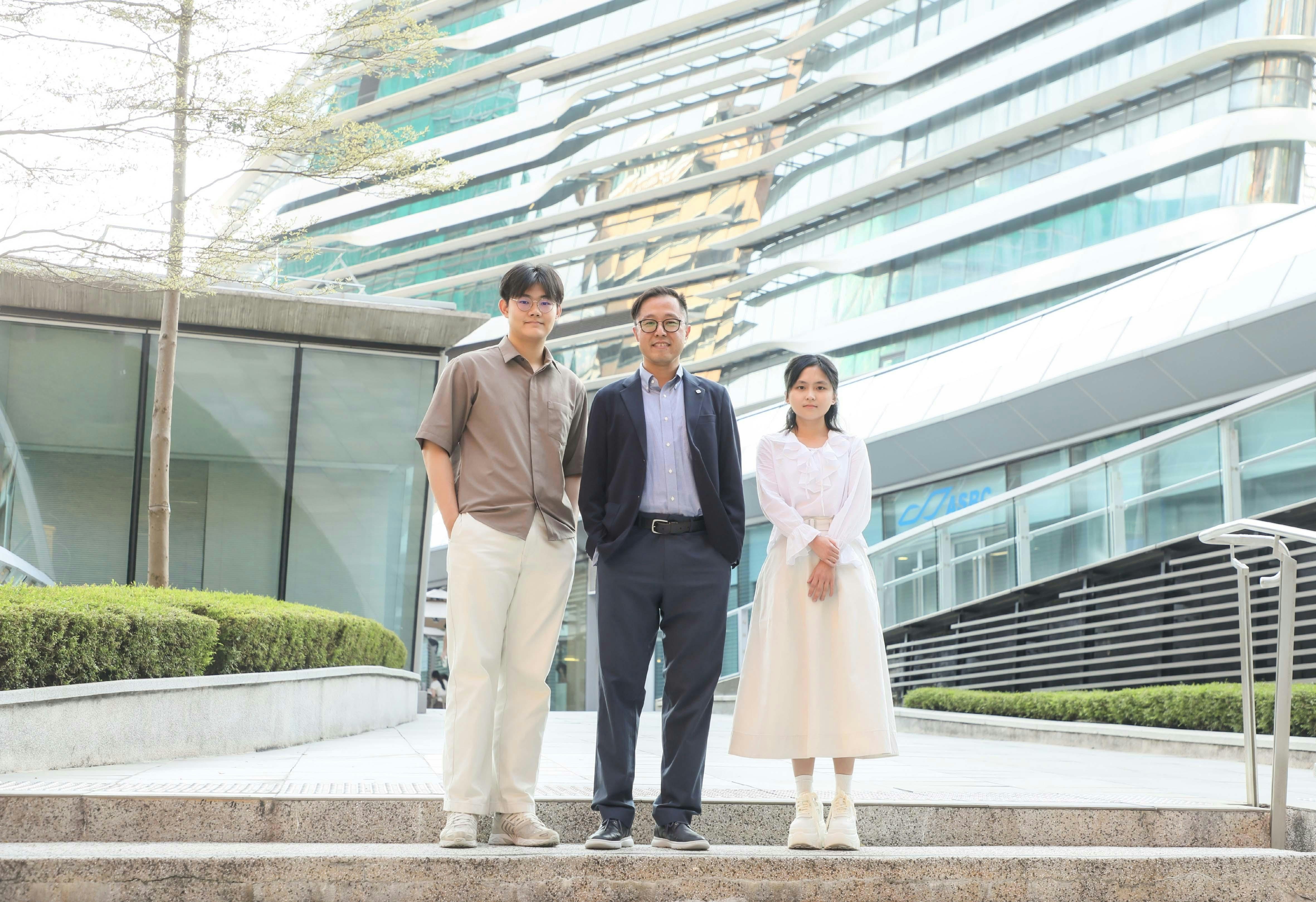 計算機及數學科學學院副院長、應用數學及金融分析(榮譽)理學士組合課程主任施能聖教授(中)與投資科學及金融分析(榮譽)理學士課程學生楊淨嵐(右)及許家華(左)。