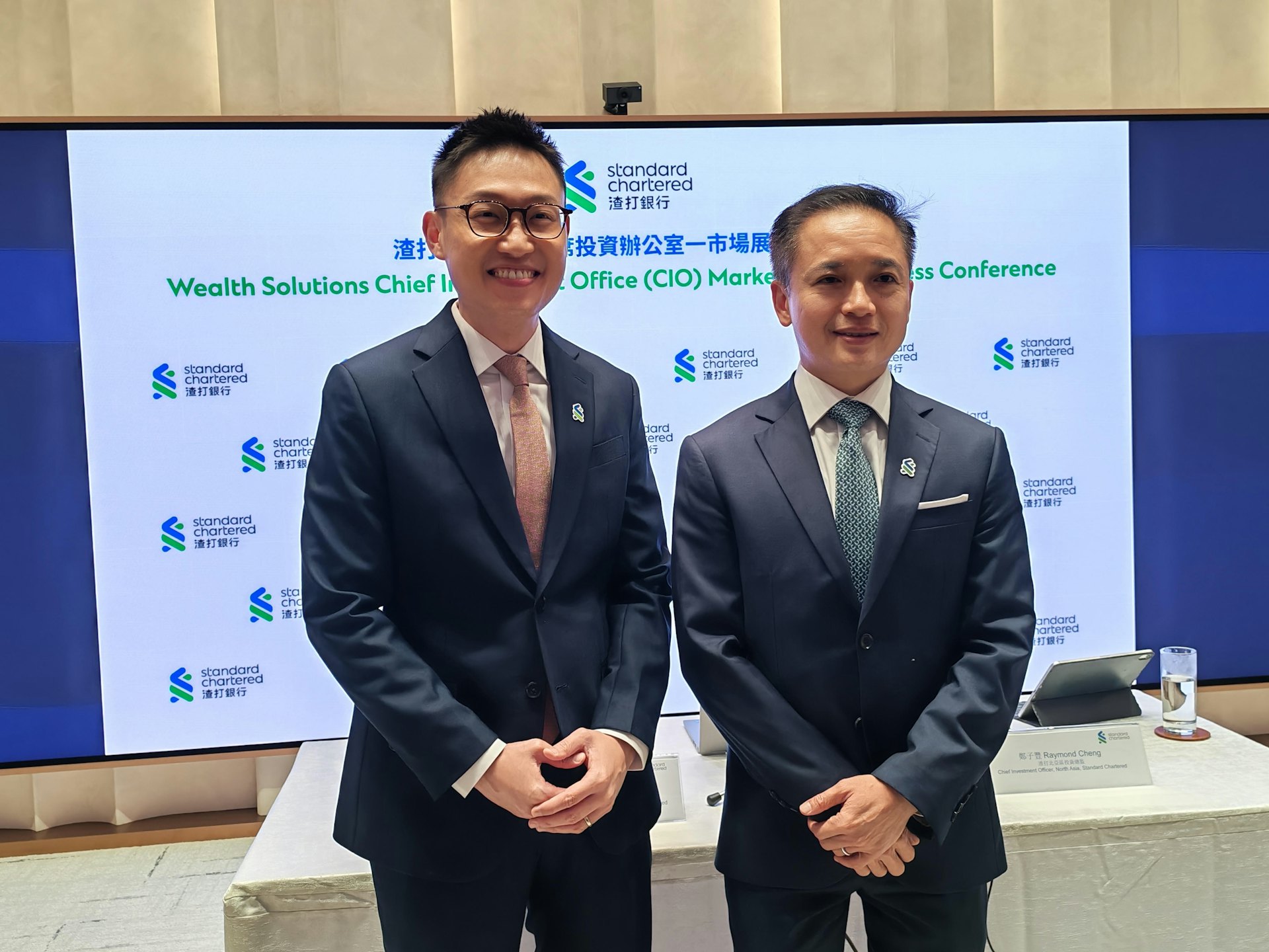 左起︰渣打香港區投資策略主管陳正犖、渣打北亞區投資總監鄭子豐。﹙顧慧宇攝﹚