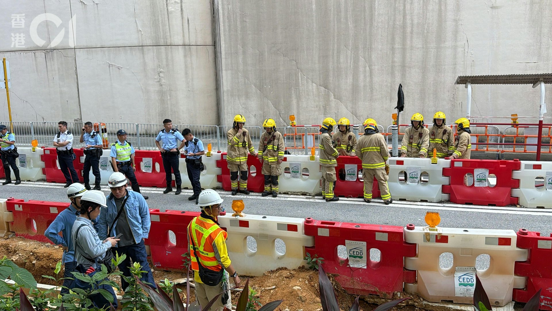 大批警員及消防員到場。