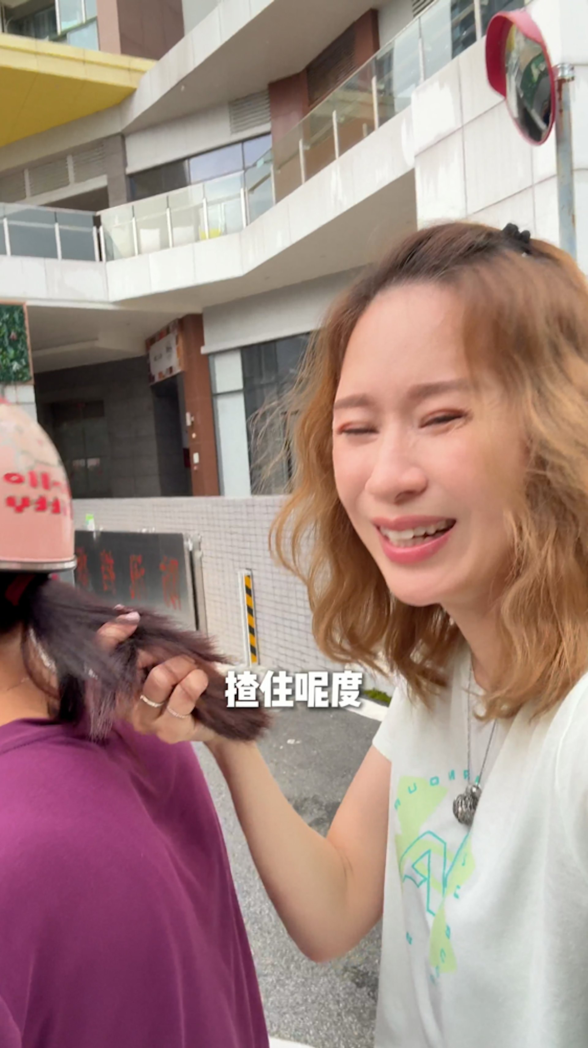 司機有佩戴頭盔,但鄺文珣完全沒有任何保護裝備。(小紅書@鄺文珣)