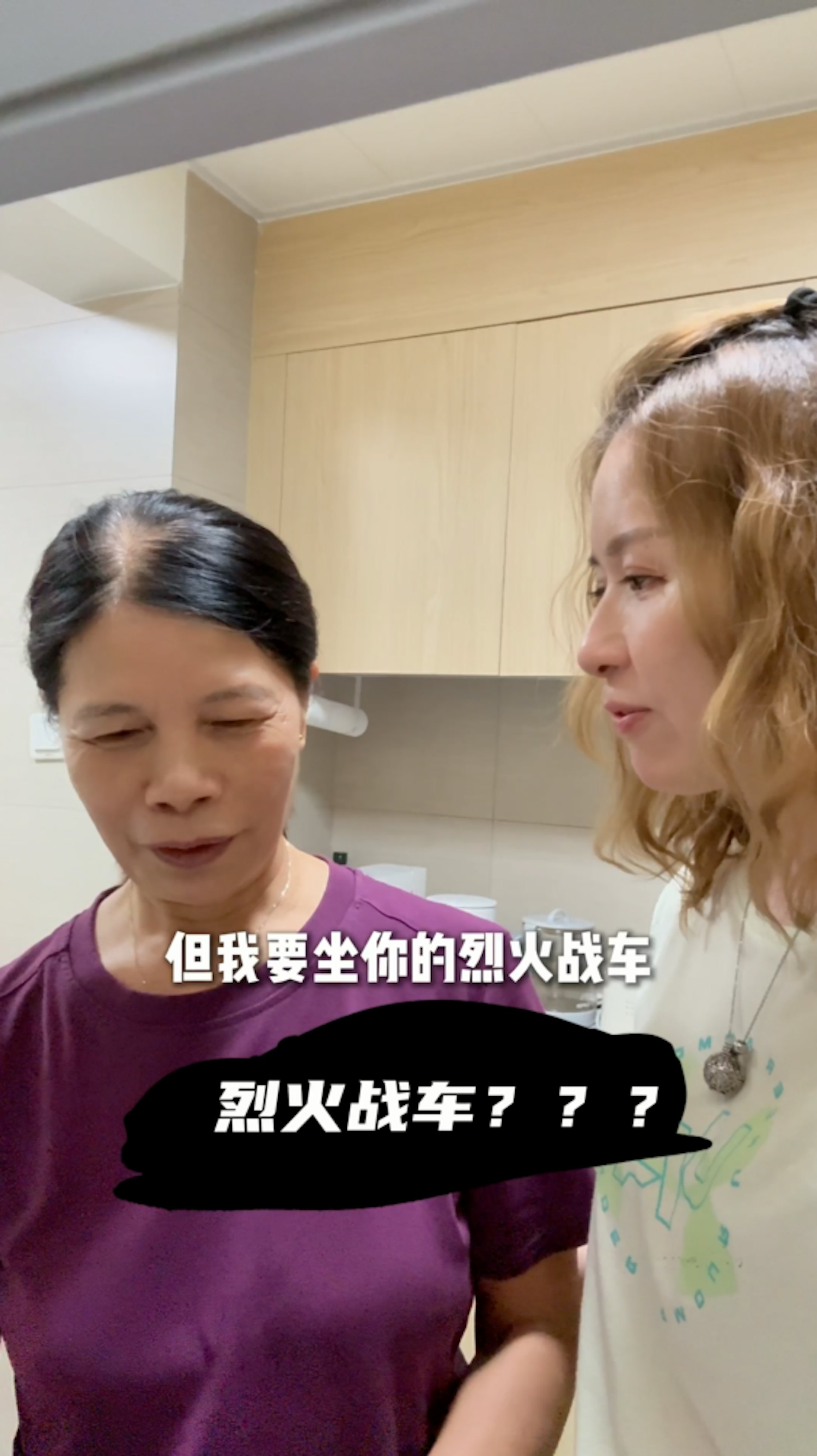 鄺文珣中山坐電單車「玩命」疑違法!後座無頭盔被網民怒斥教壞人 鄺文珣中山坐電單車「玩命」疑違法!後座無頭盔被網民怒斥教壞人
