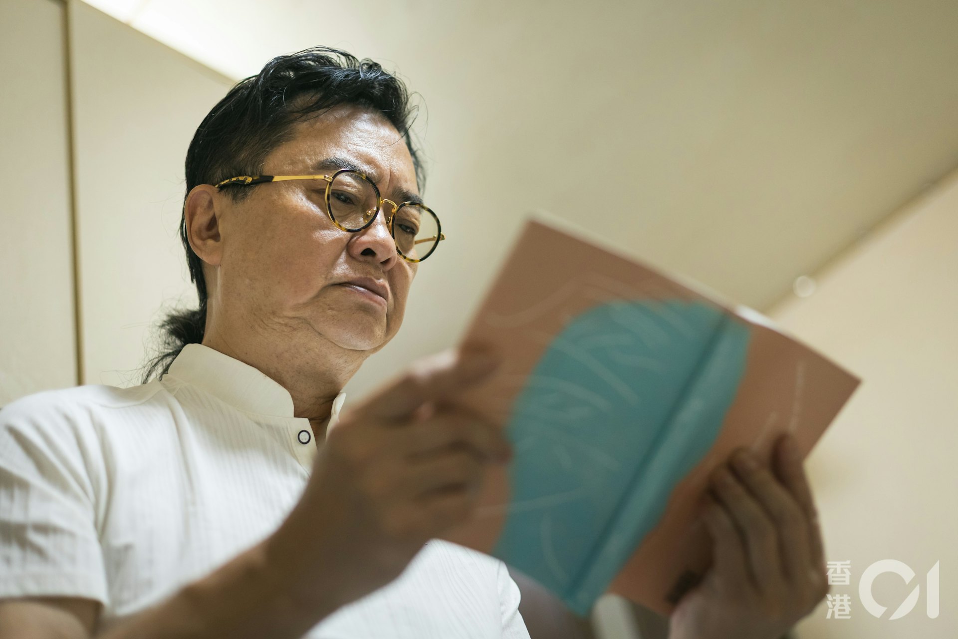 黃強坦言讀兒子的遺作有壓力,書中「老師的信」部分他分開三日才看完。