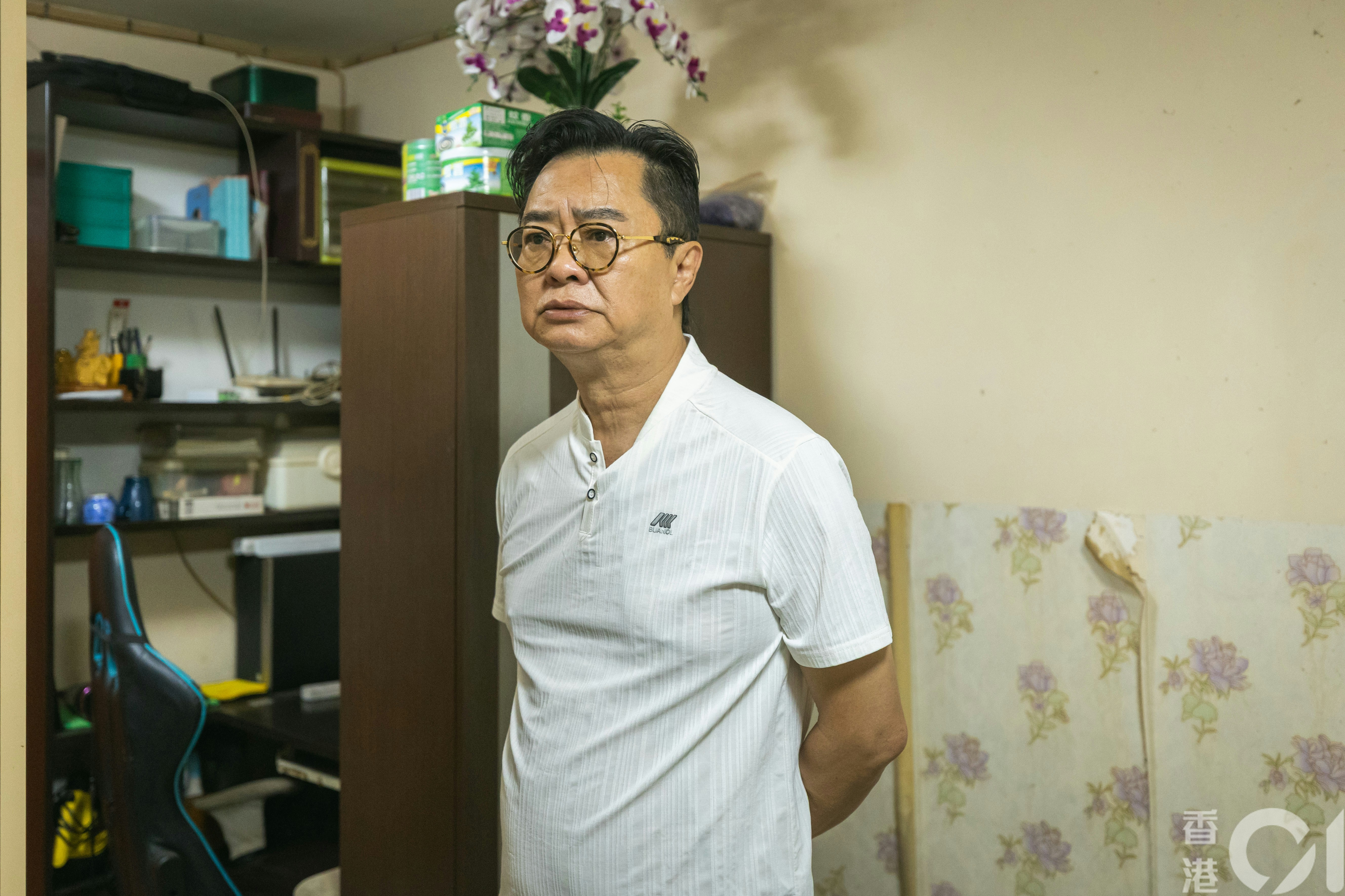 黃強有次回家途中神不守舍跌倒,面朝地重重摔落,當場跌碎三隻牙。