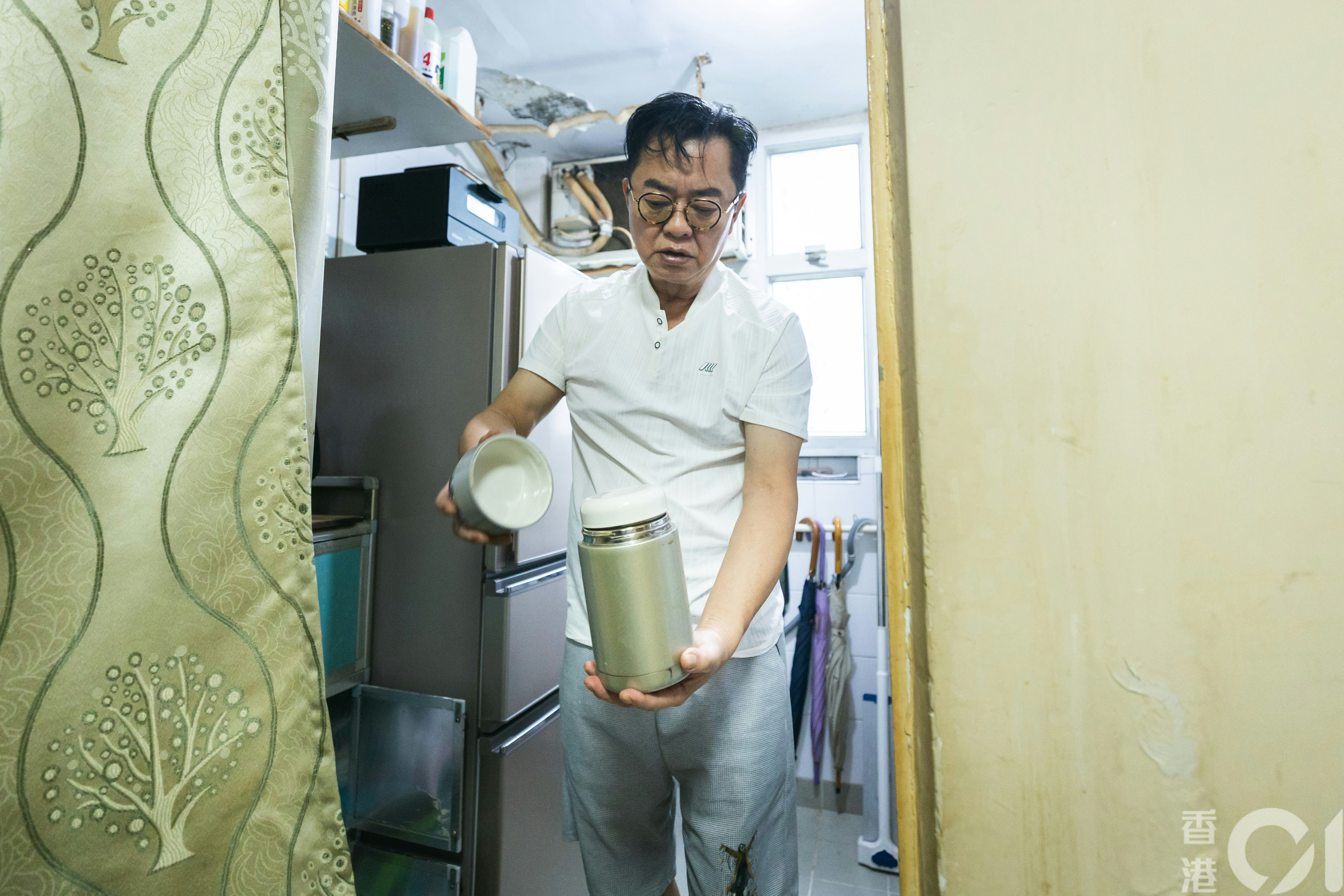 黃強身兼母職照顧,照料兒子一日三餐,風雨不改送飯到學校。