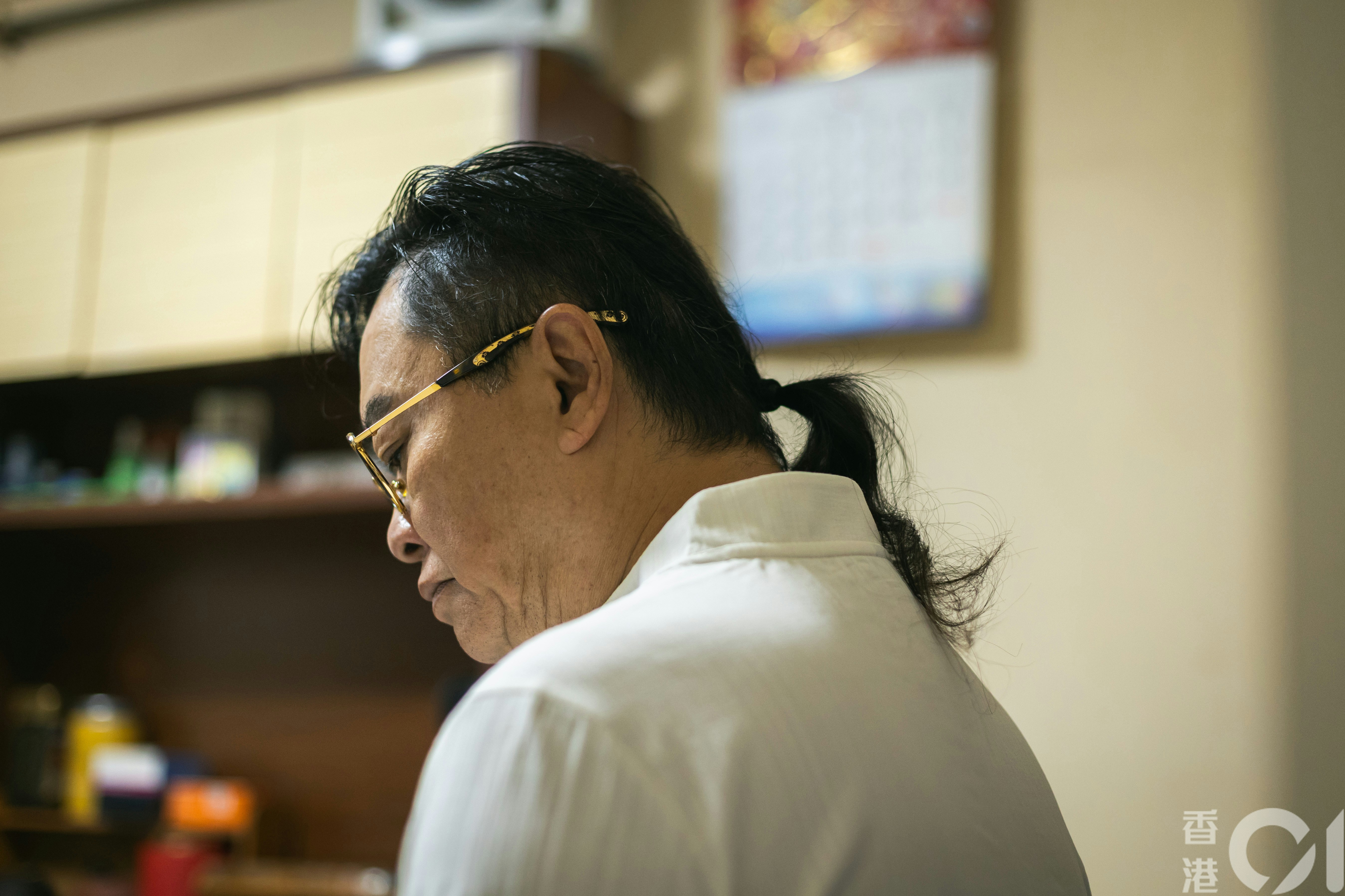 病情嚴重時,黃強剪頭髮也不能望鏡,要擰轉身背向鏡子。
