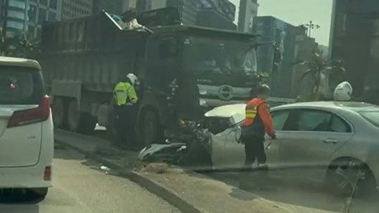 灣仔堅拿道天橋私家車迎頭撞夾斗貨車1傷 往海隧及北角方向全封