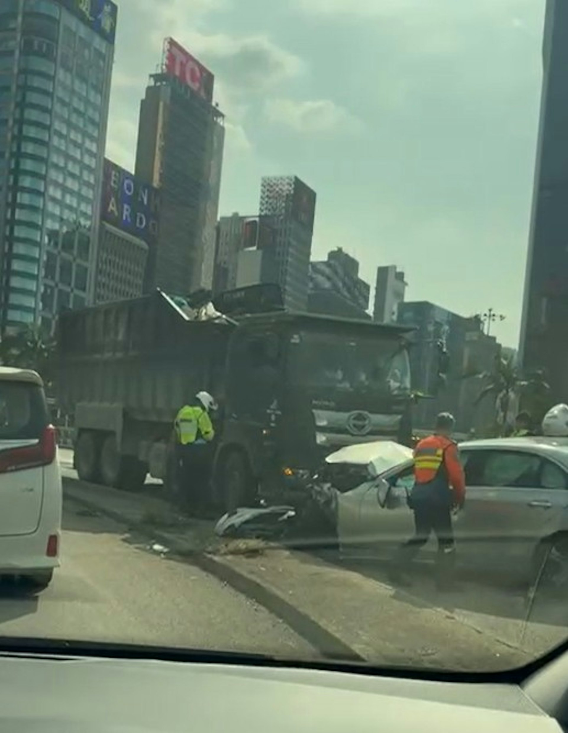 堅拿道天橋及灣仔交匯處一度全封,私家車與貨車相撞致一人受傷 堅拿道天橋及灣仔交匯處一度全封,私家車與貨車相撞致一人受傷