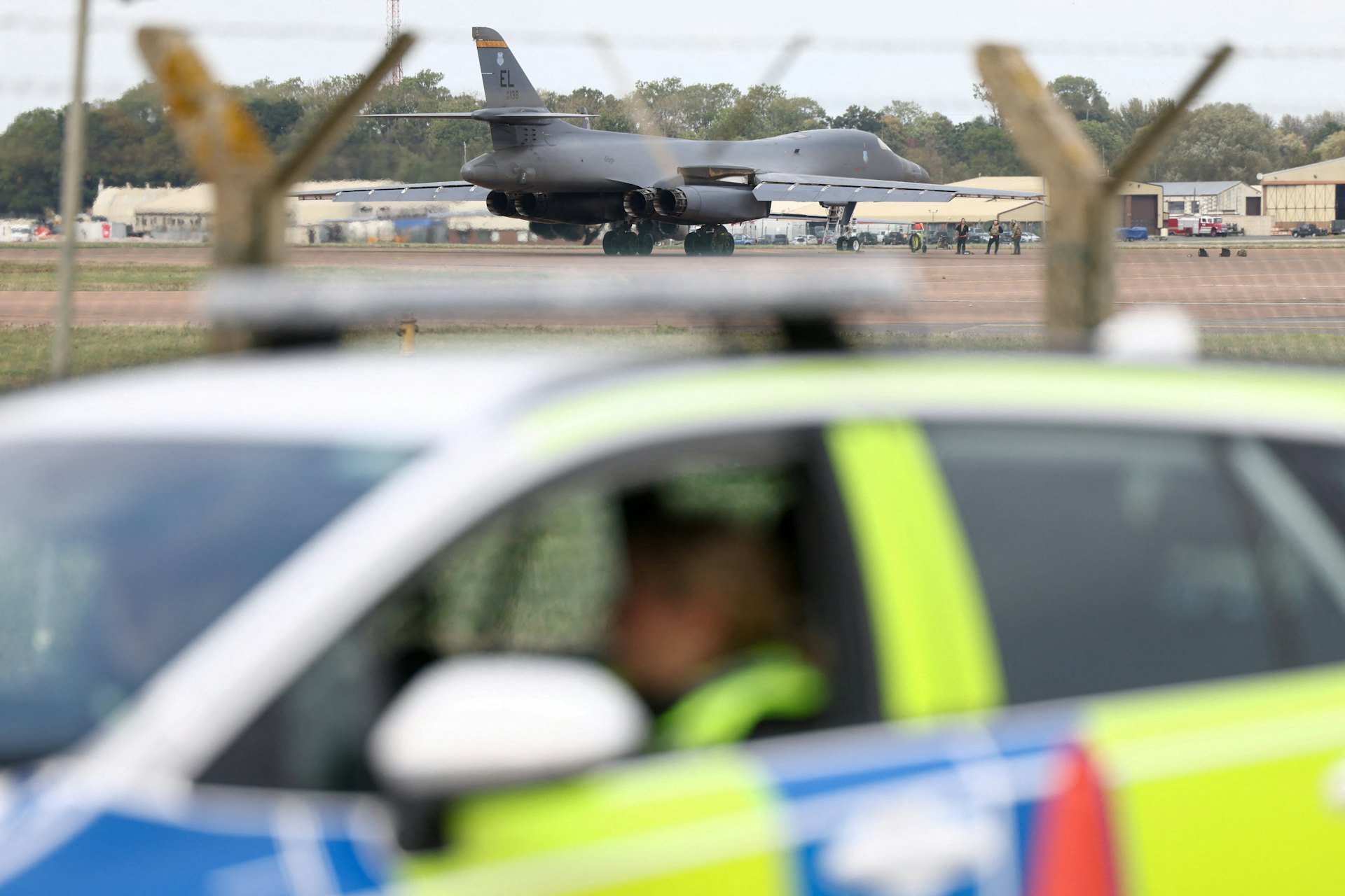 2026年9月29日,一架B-1B轟炸機抵達皇家空軍費爾福德基地(RAF Fairford)。此前,警方將該基地發生的一宗事件列為重大事件,並以涉嫌違反《爆炸品法》為由拘捕數名男子,被捕人士其後已獲准保釋。