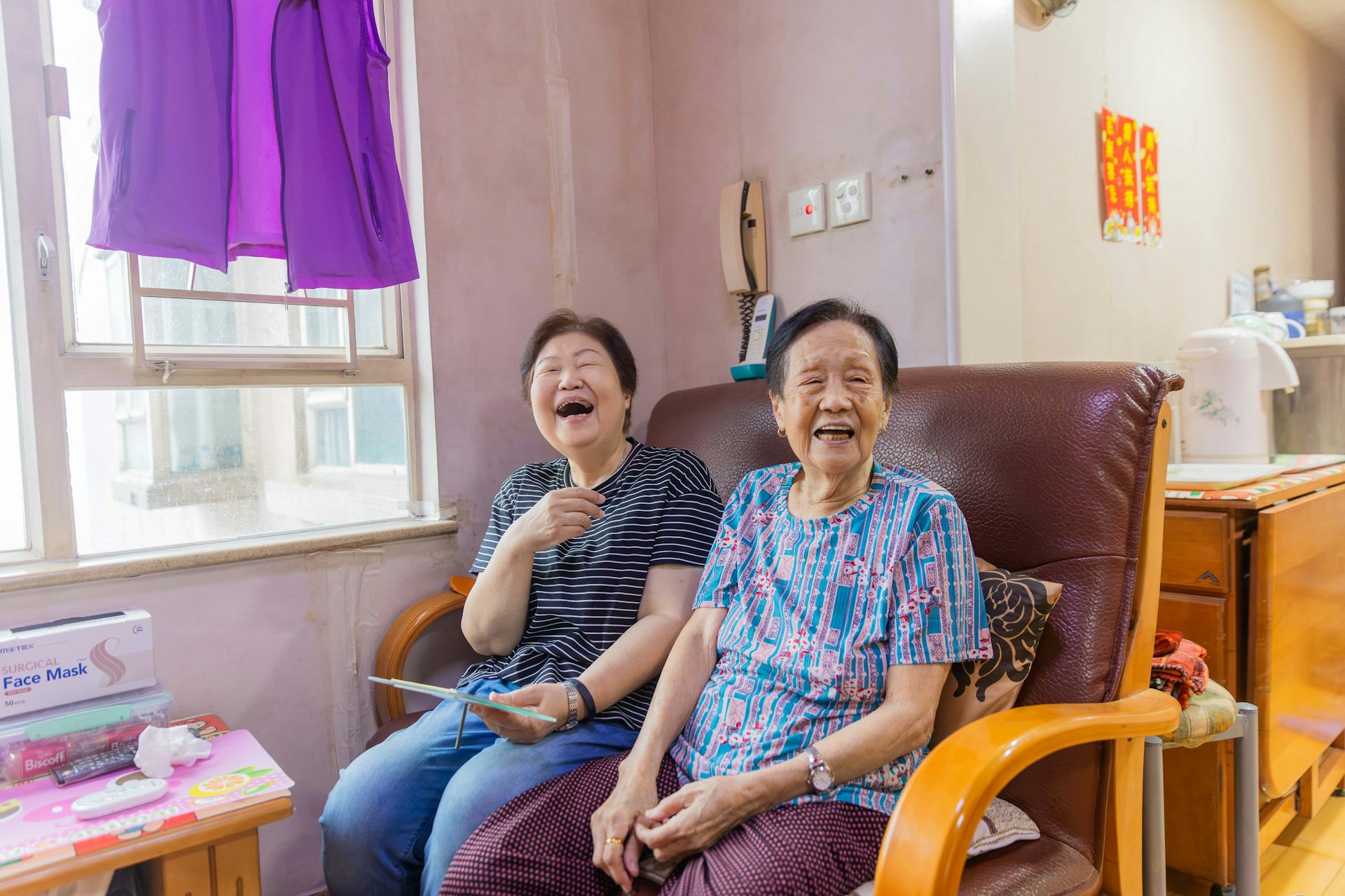 母女一同翻閱舊照片,重溫珍貴回憶,幸福往事令人笑得「見牙不見眼」。