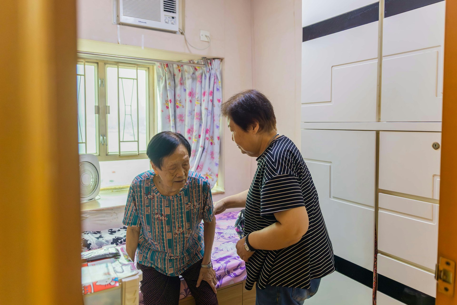 為照顧母親和中風弟弟,潔影的生活幾乎全圍繞着家人。無數次拭乾眼淚後,她依然選擇以愛和堅毅陪伴家人走過難關。
