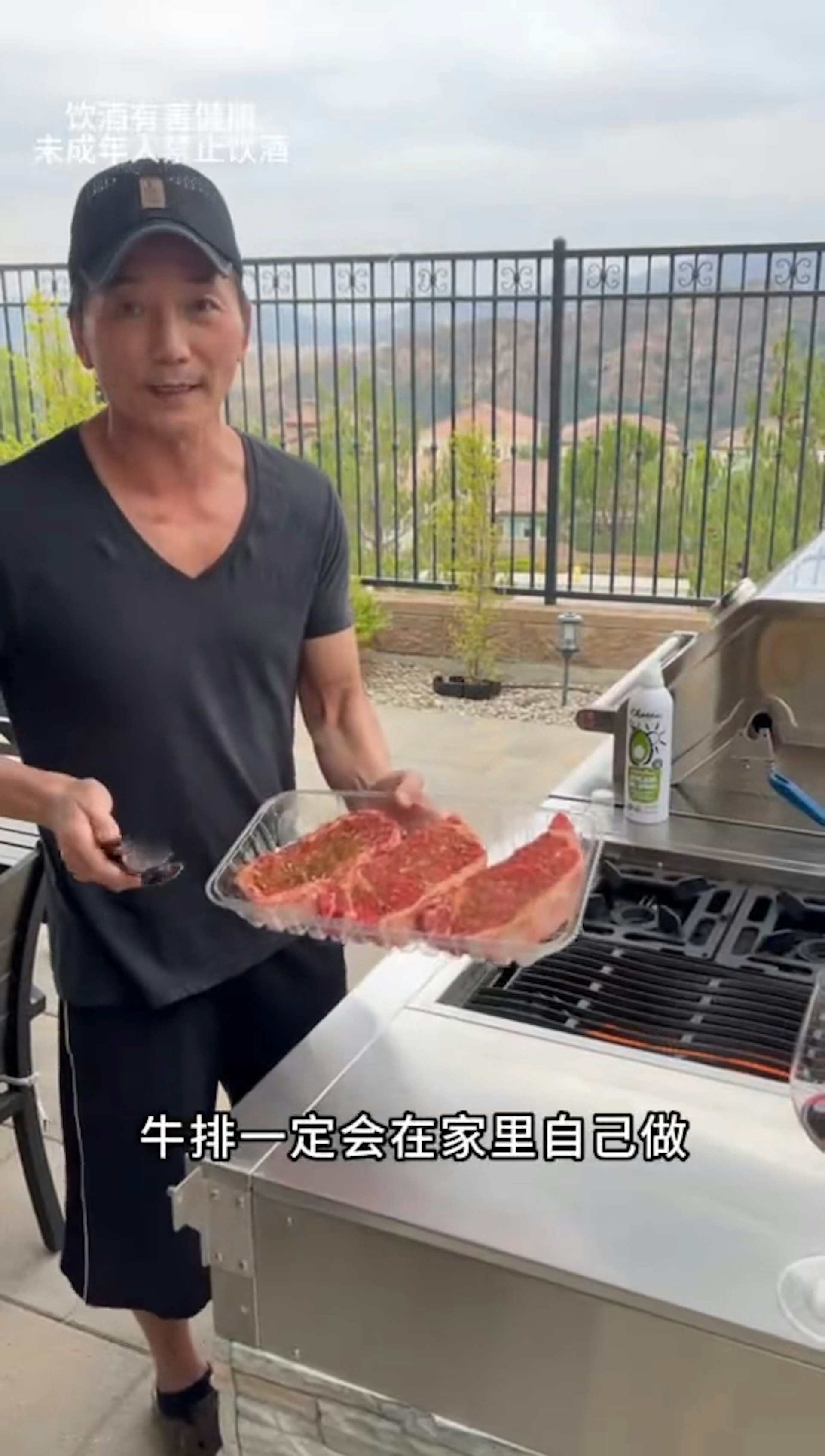 鄒兆龍煎牛扒。(片段截圖)