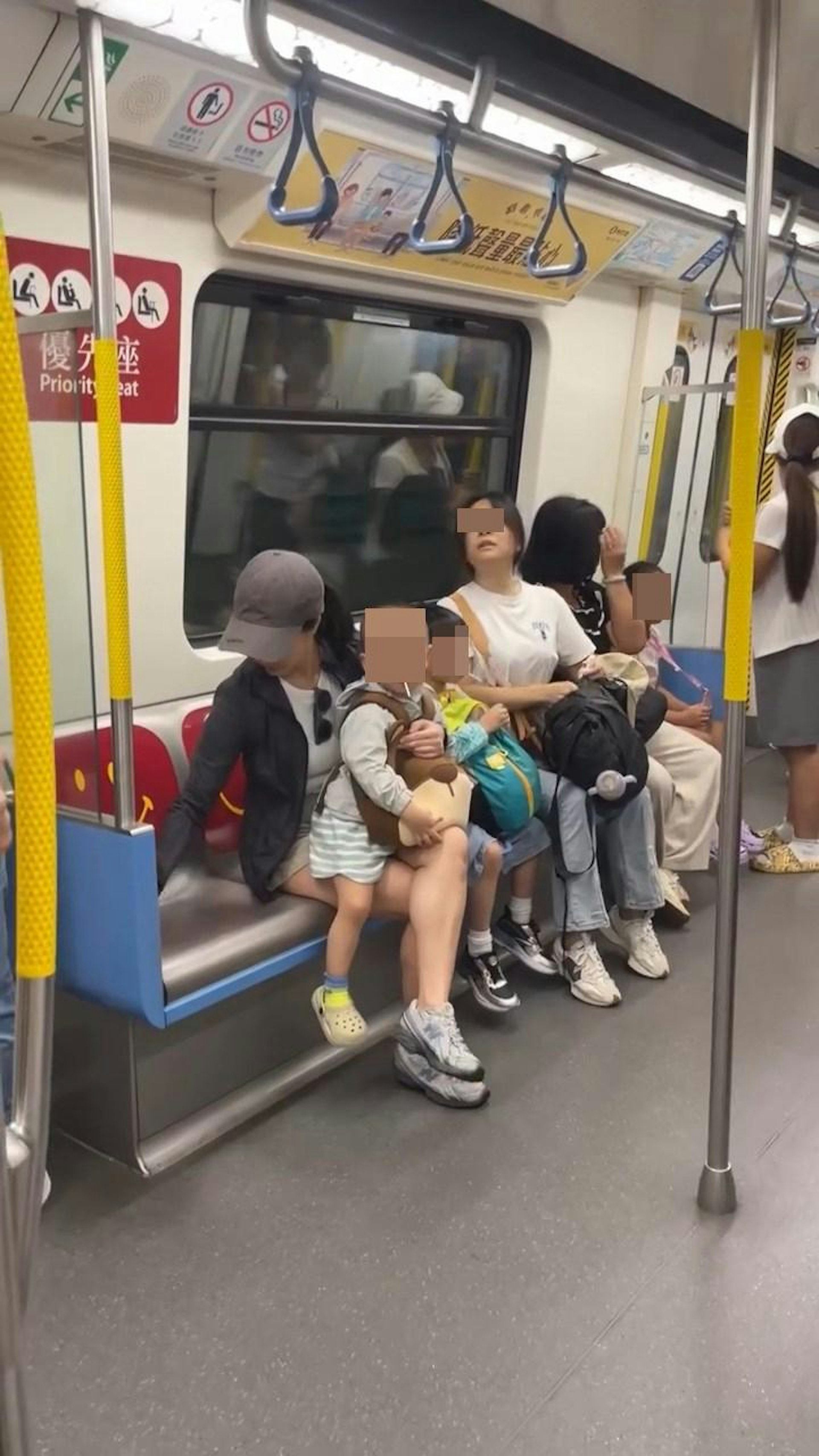 穿黑色外套女子擦拭旁邊關愛座座位,相信是在為小孩站上座位問題善後。(Threads@rain_rain_p)