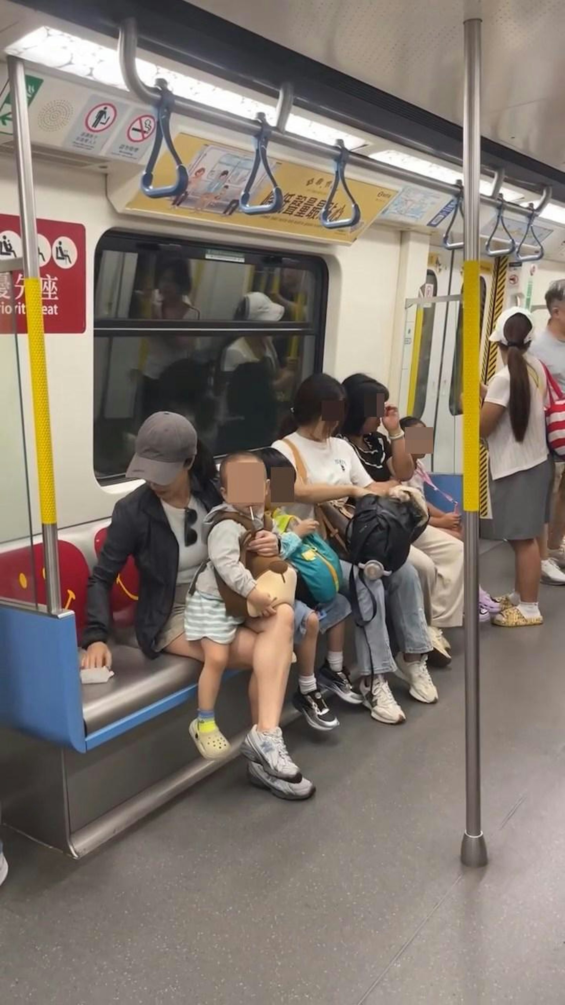 穿黑色外套女子擦拭旁邊關愛座座位,相信是在為小孩站上座位問題善後。(Threads@rain_rain_p)