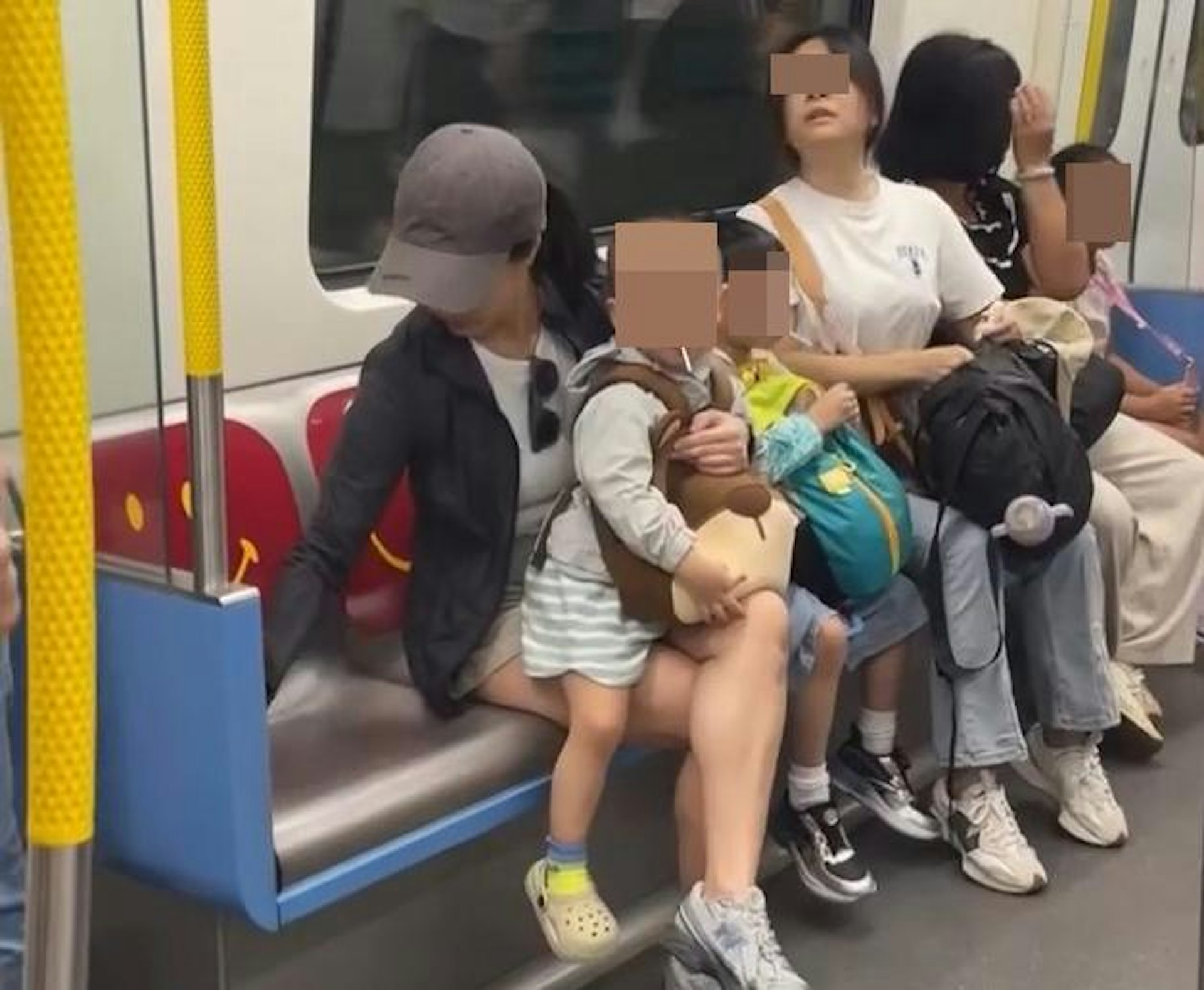 樓主補充,「放心我有話到,佢(從座位)放返個細路落嚟,再抹返張凳」。(Threads@rain_rain_p)