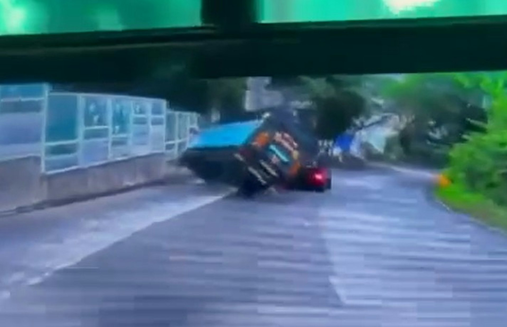 車CAM|荃錦交匯處貨車翻側險壓私家車 網民:私家車司機要還神 車CAM|荃錦交匯處貨車翻側險壓私家車 網民:私家車司機要還神