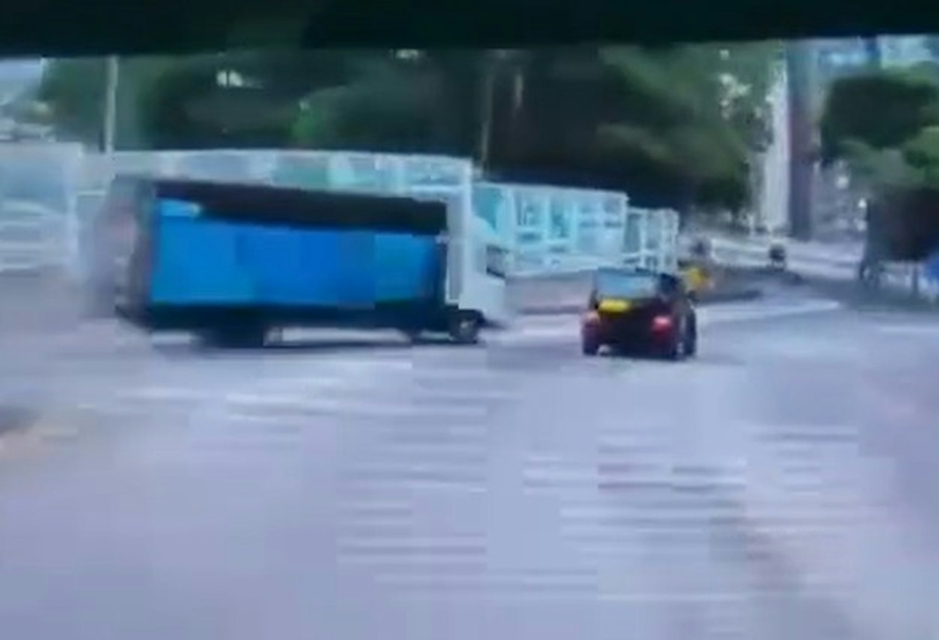 【連環圖】貨車轉左彎翻側,險壓鄰線私家車。(網上片段截圖)
