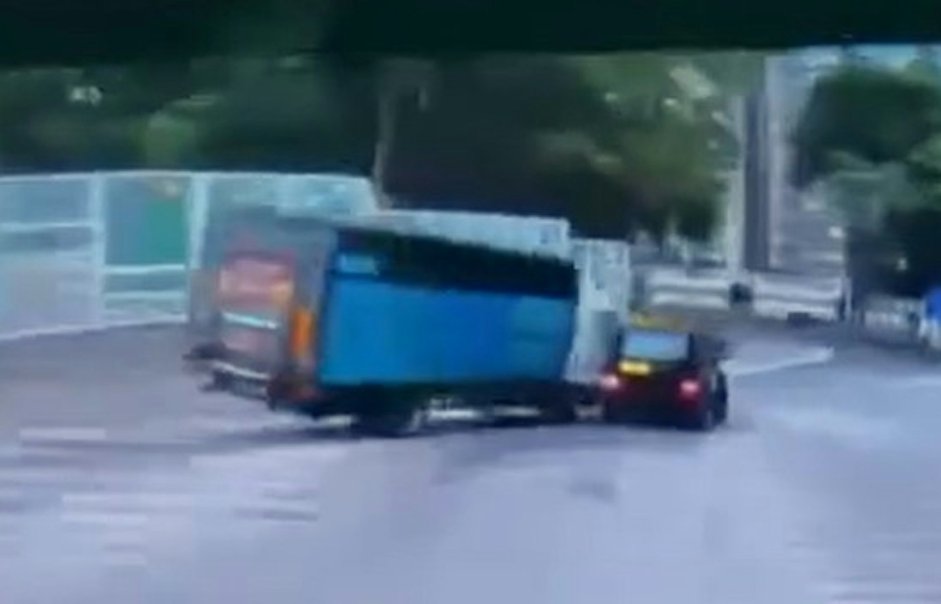 【連環圖】貨車轉左彎翻側,險壓鄰線私家車。(網上片段截圖)