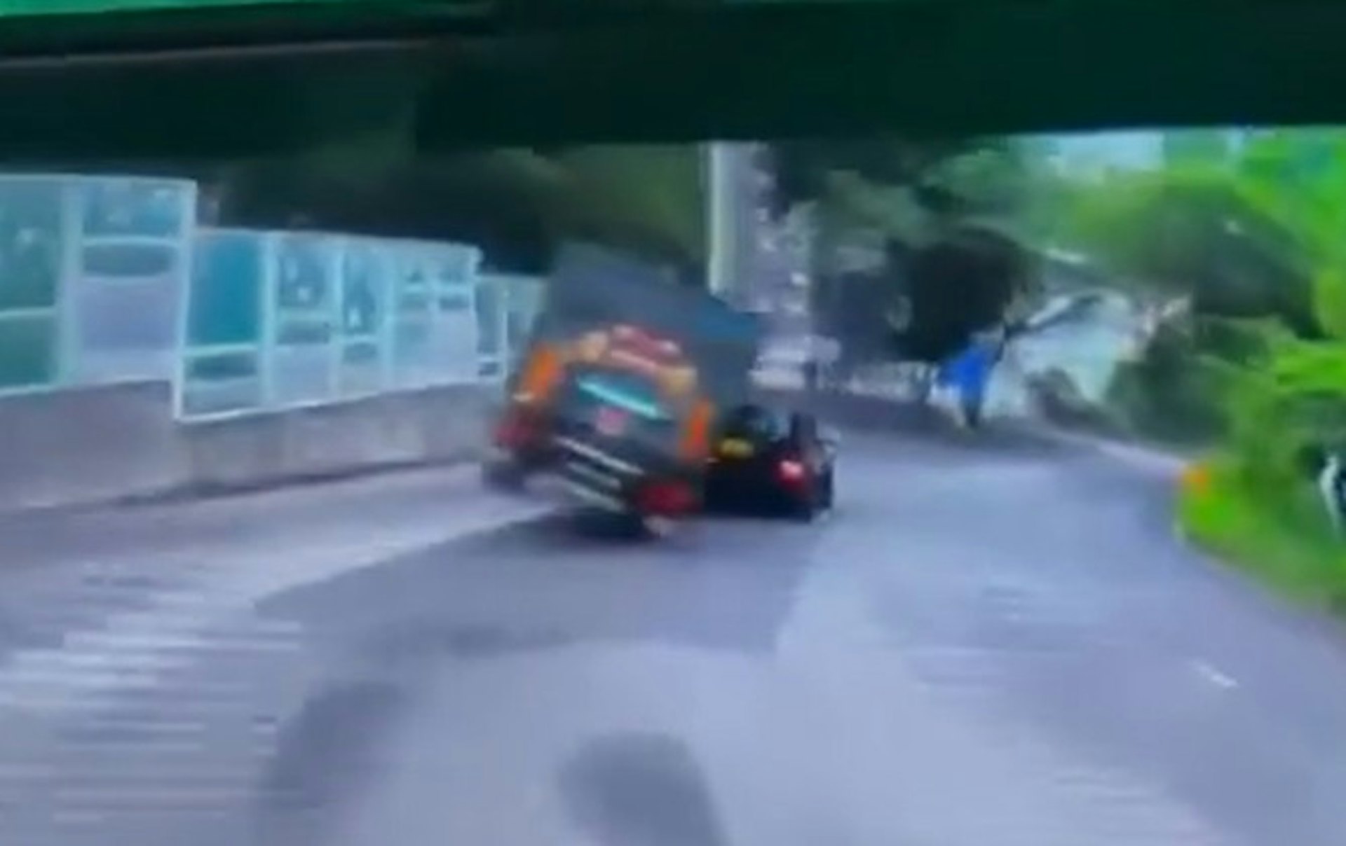 【連環圖】貨車轉左彎翻側,險壓鄰線私家車。(網上片段截圖)