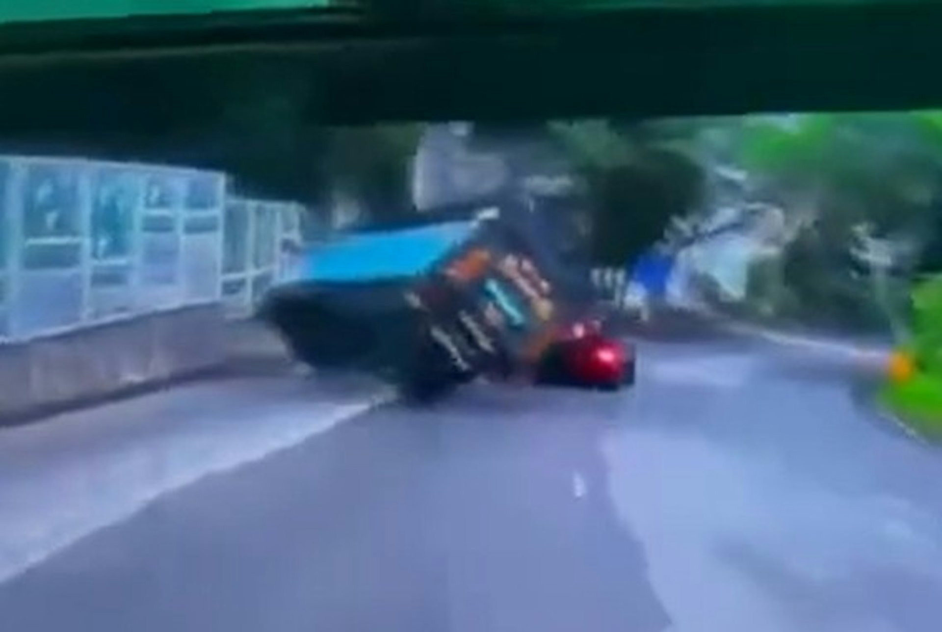 【連環圖】貨車轉左彎翻側,險壓鄰線私家車。(網上片段截圖)