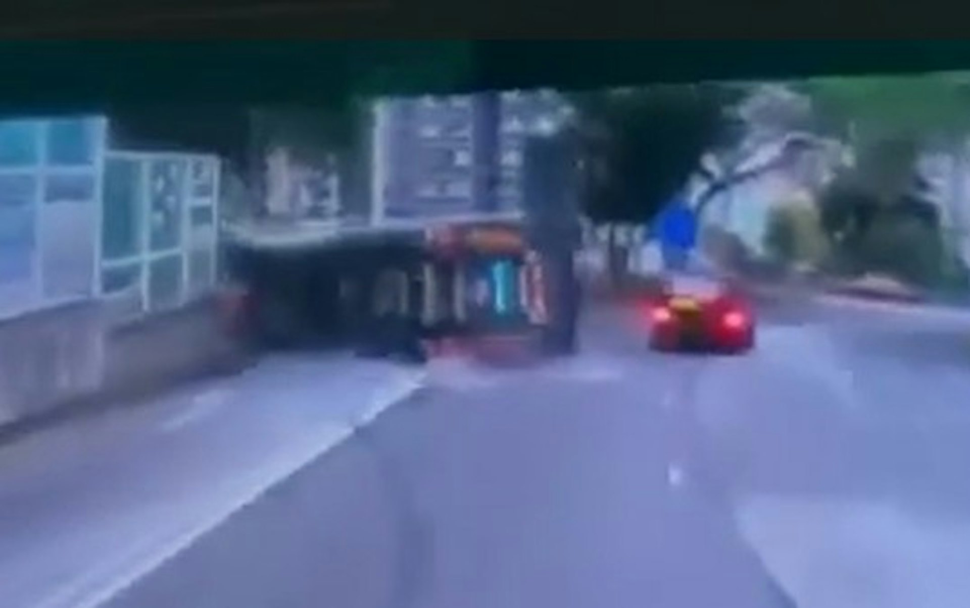 【連環圖】貨車轉左彎翻側,險壓鄰線私家車。(網上片段截圖)