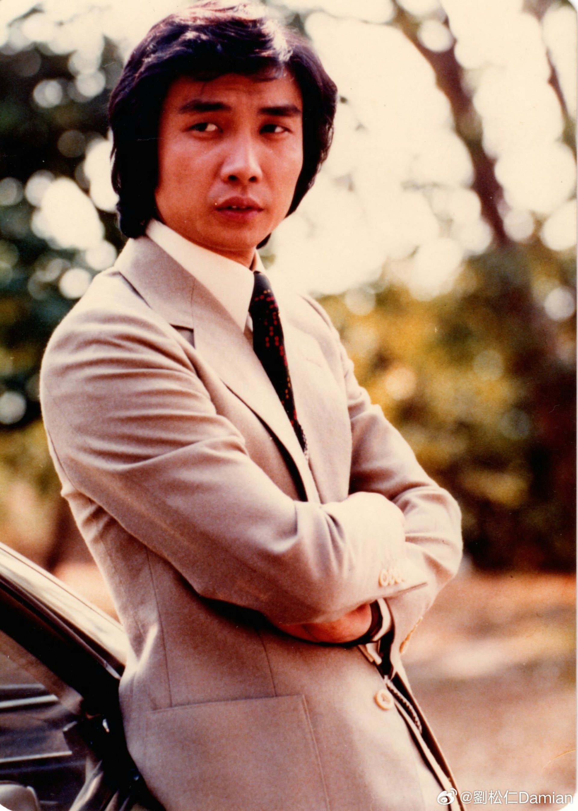 劉松仁由後生型到老。